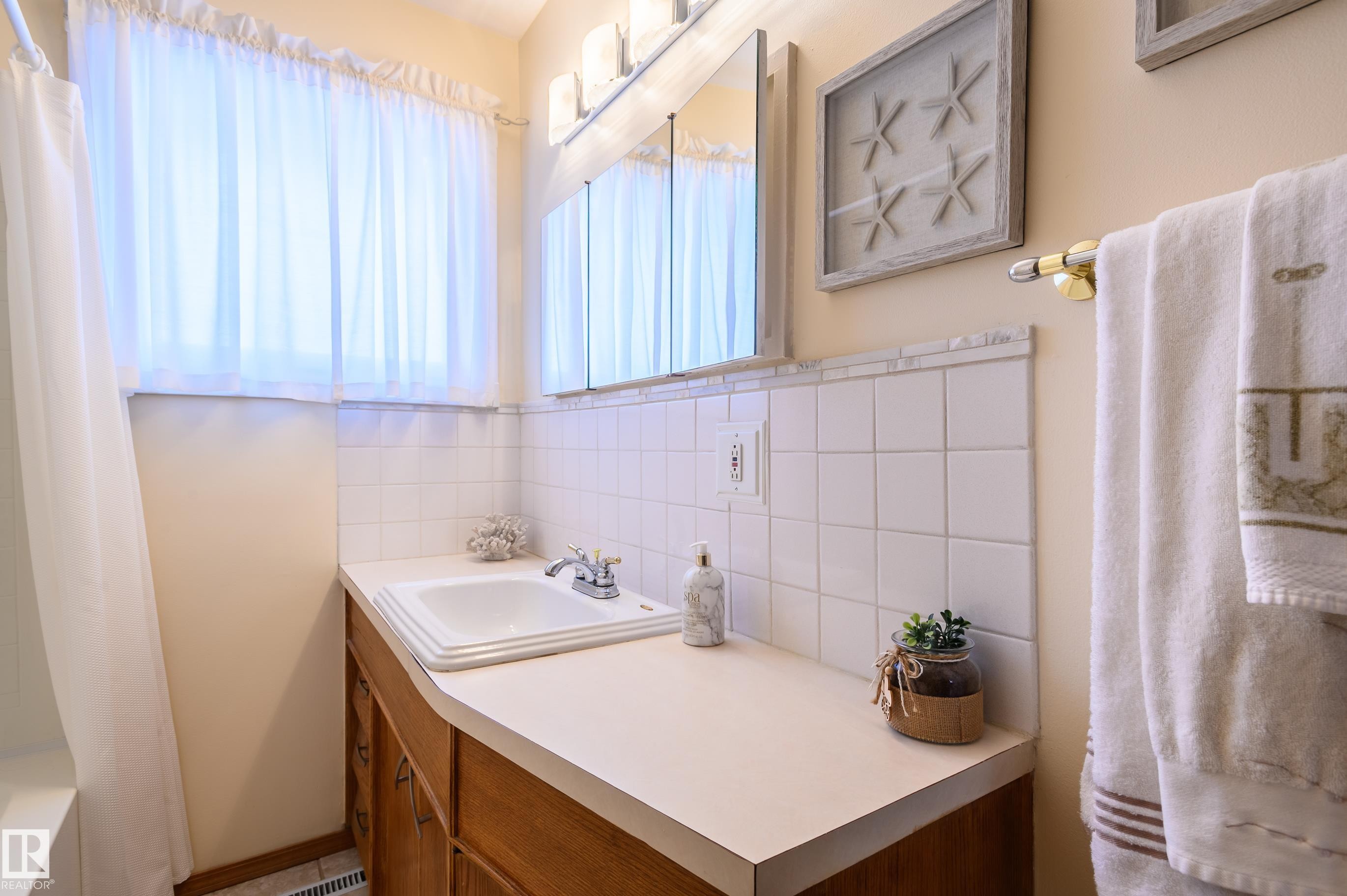 Bathroom with vanity, tasteful backsplash, and shower / bathtub combination with curtain - 13420 113A St, Edmonton, AB - Indoor Photo Showing Bathroom