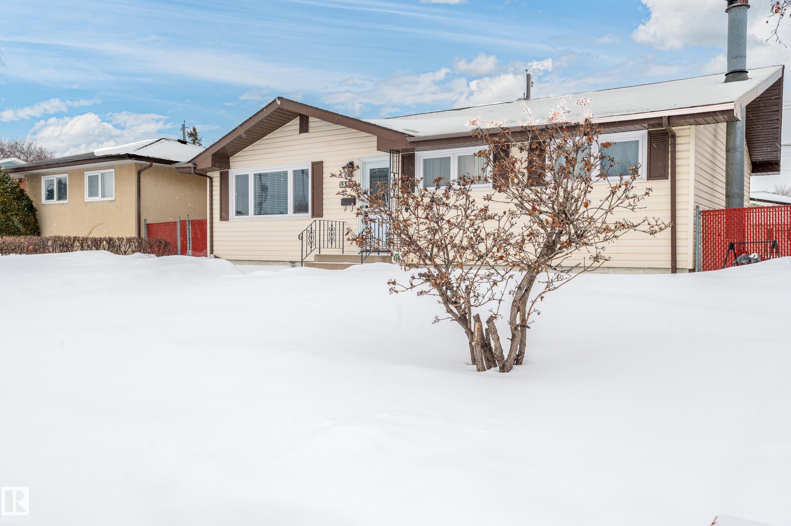 Ranch-style house with a chimney - 13420 113A St, Edmonton, AB - Outdoor