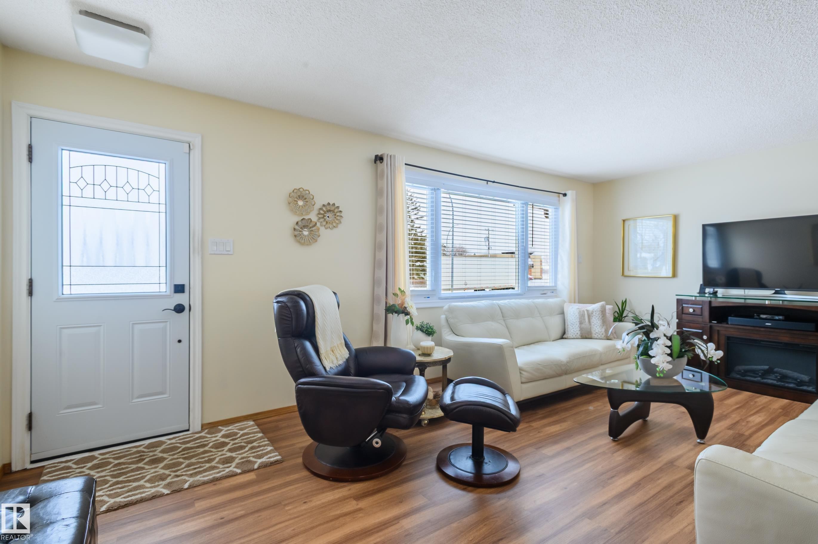 Living area with wood finished floors and a textured ceiling - 13420 113A St, Edmonton, AB - Indoor Photo Showing Living Room