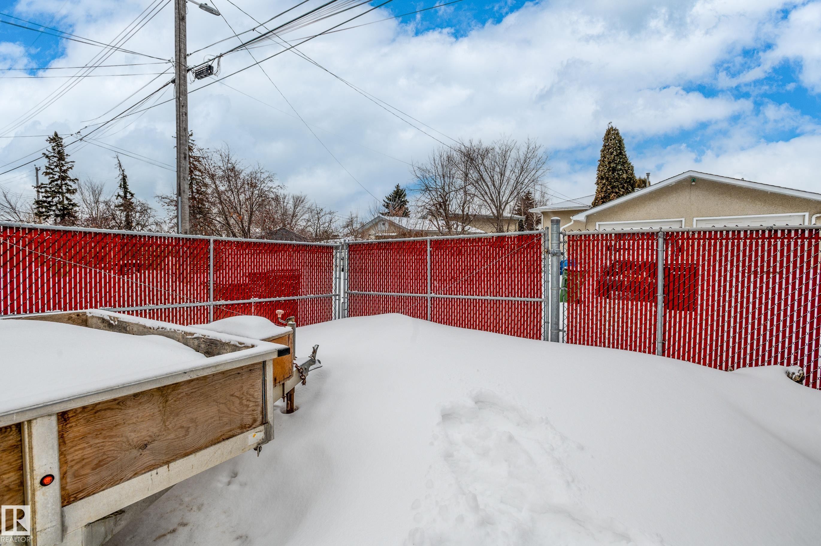 Snowy yard with a gate - 13420 113A St, Edmonton, AB - Outdoor