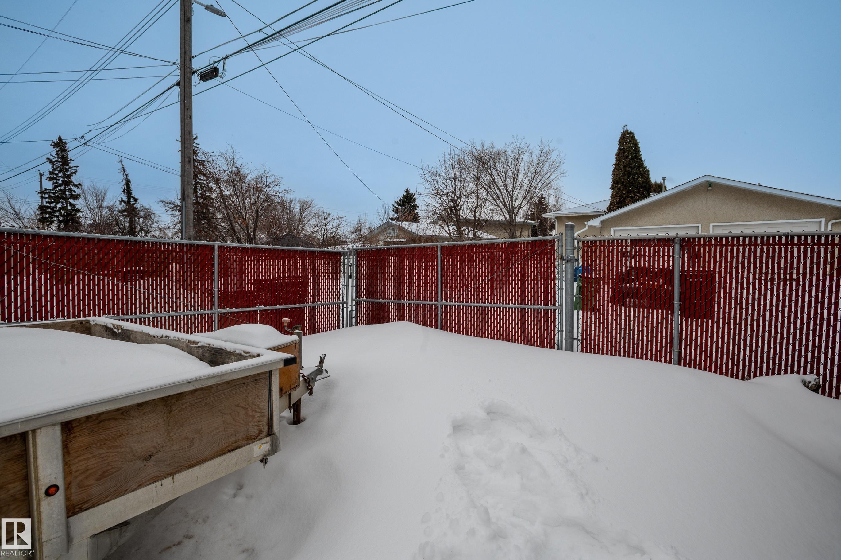 Yard covered in snow with a gate - 13420 113A St, Edmonton, AB - Outdoor