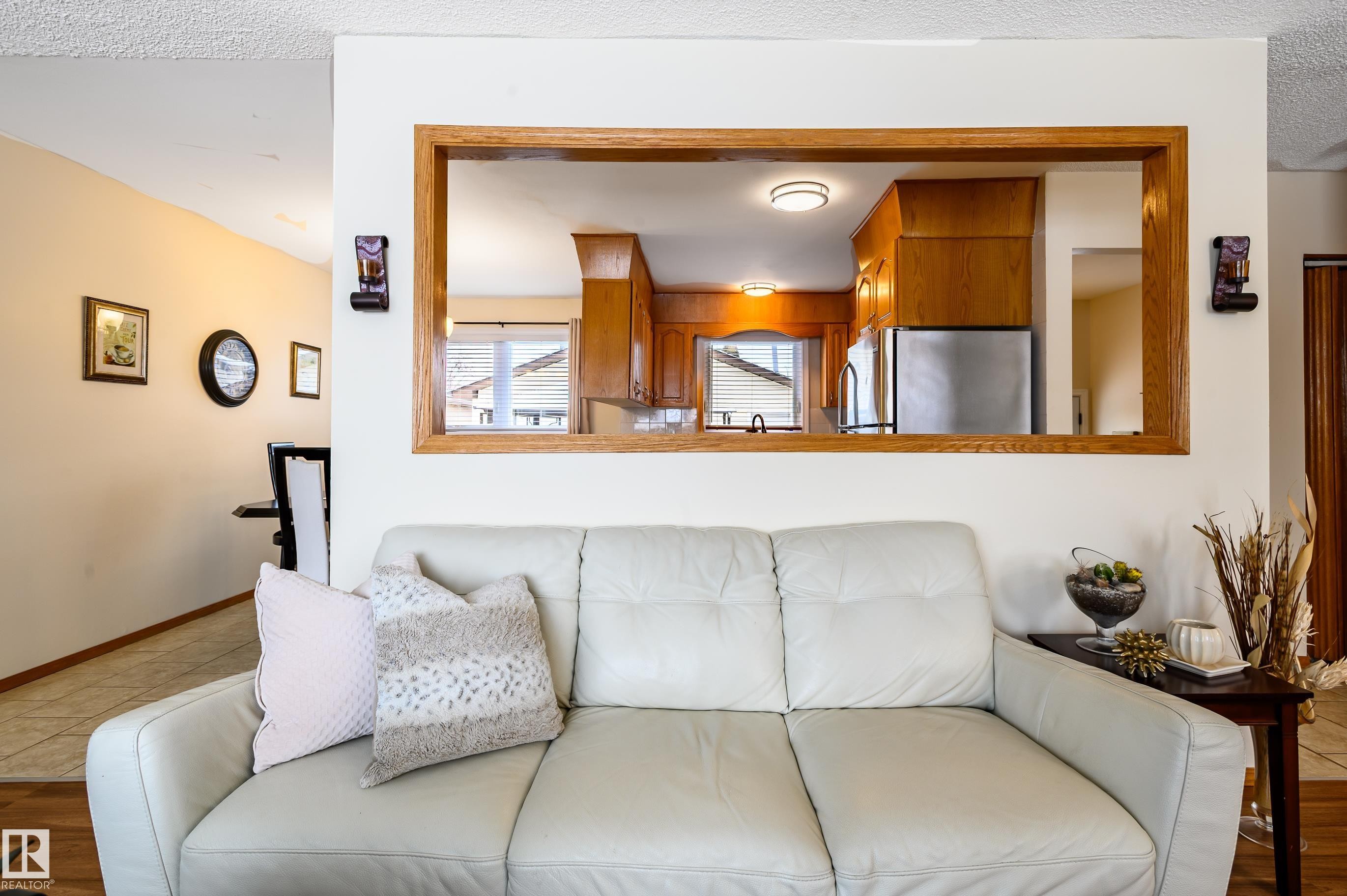 Living room with wood finished floors and baseboards - 13420 113A St, Edmonton, AB - Indoor Photo Showing Living Room