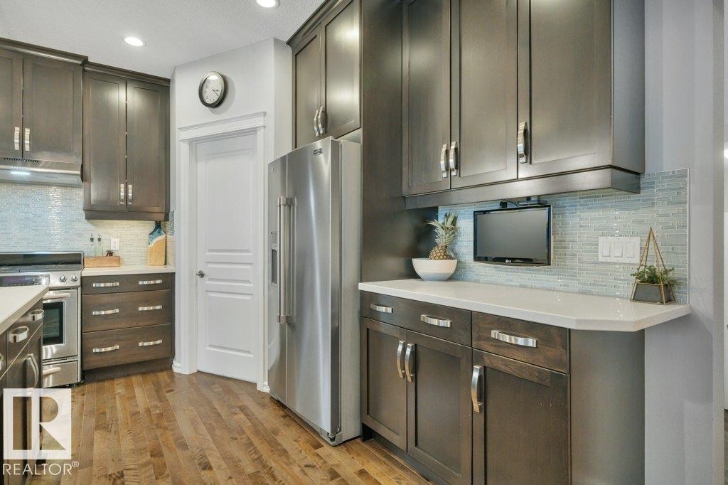 2663 Anderson Crescent, Edmonton, AB - Indoor Photo Showing Kitchen With Upgraded Kitchen