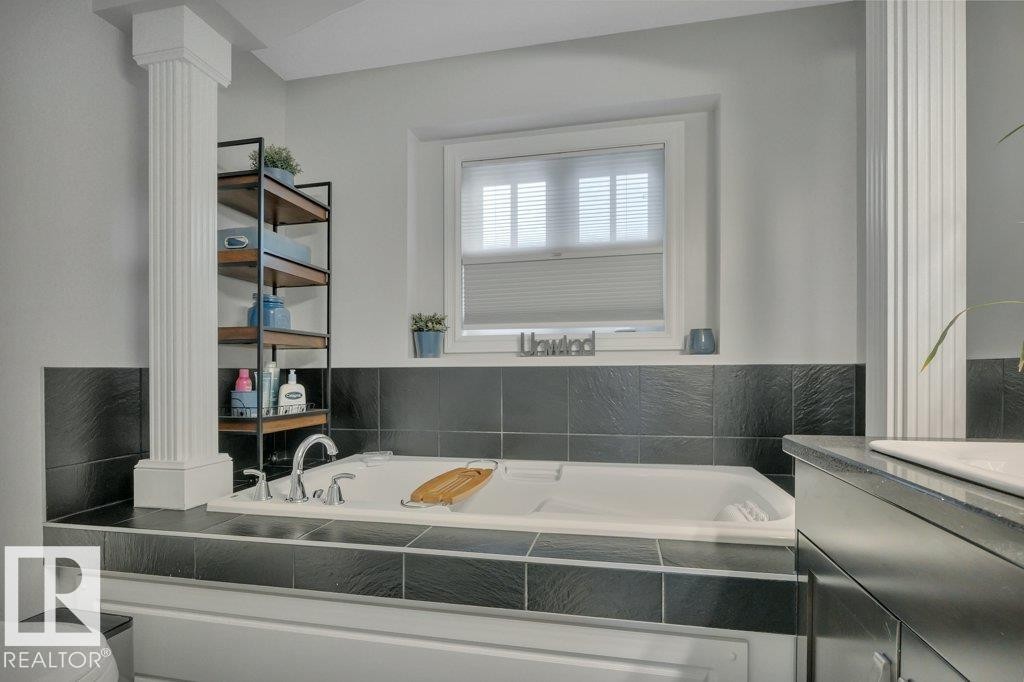 2663 Anderson Crescent, Edmonton, AB - Indoor Photo Showing Bathroom