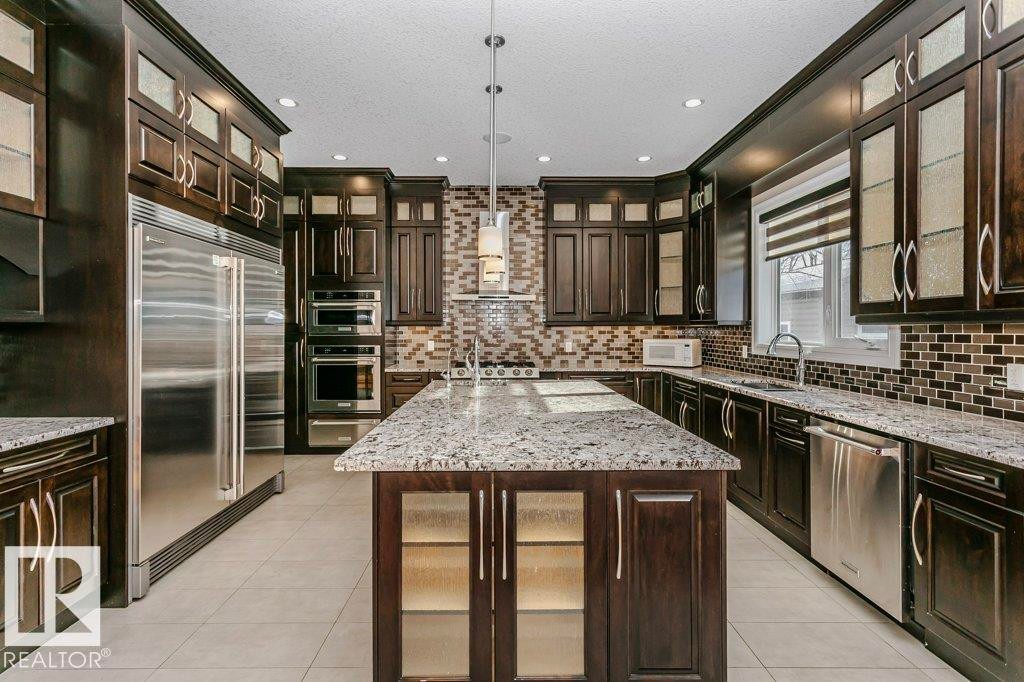 1211 Adamson Drive, Edmonton, AB - Indoor Photo Showing Kitchen With Upgraded Kitchen
