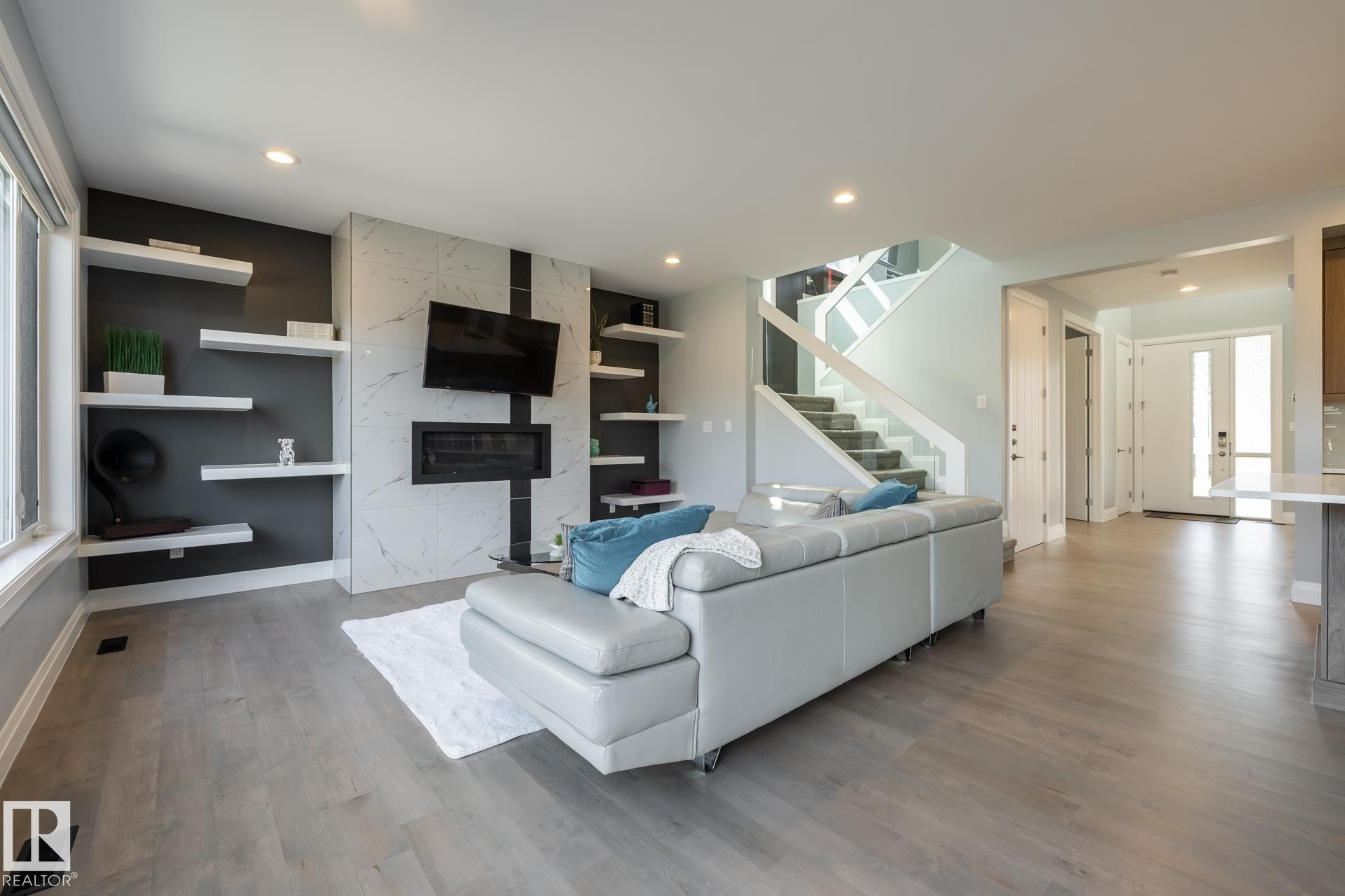 10936 71 Avenue, Edmonton, AB - Indoor Photo Showing Living Room