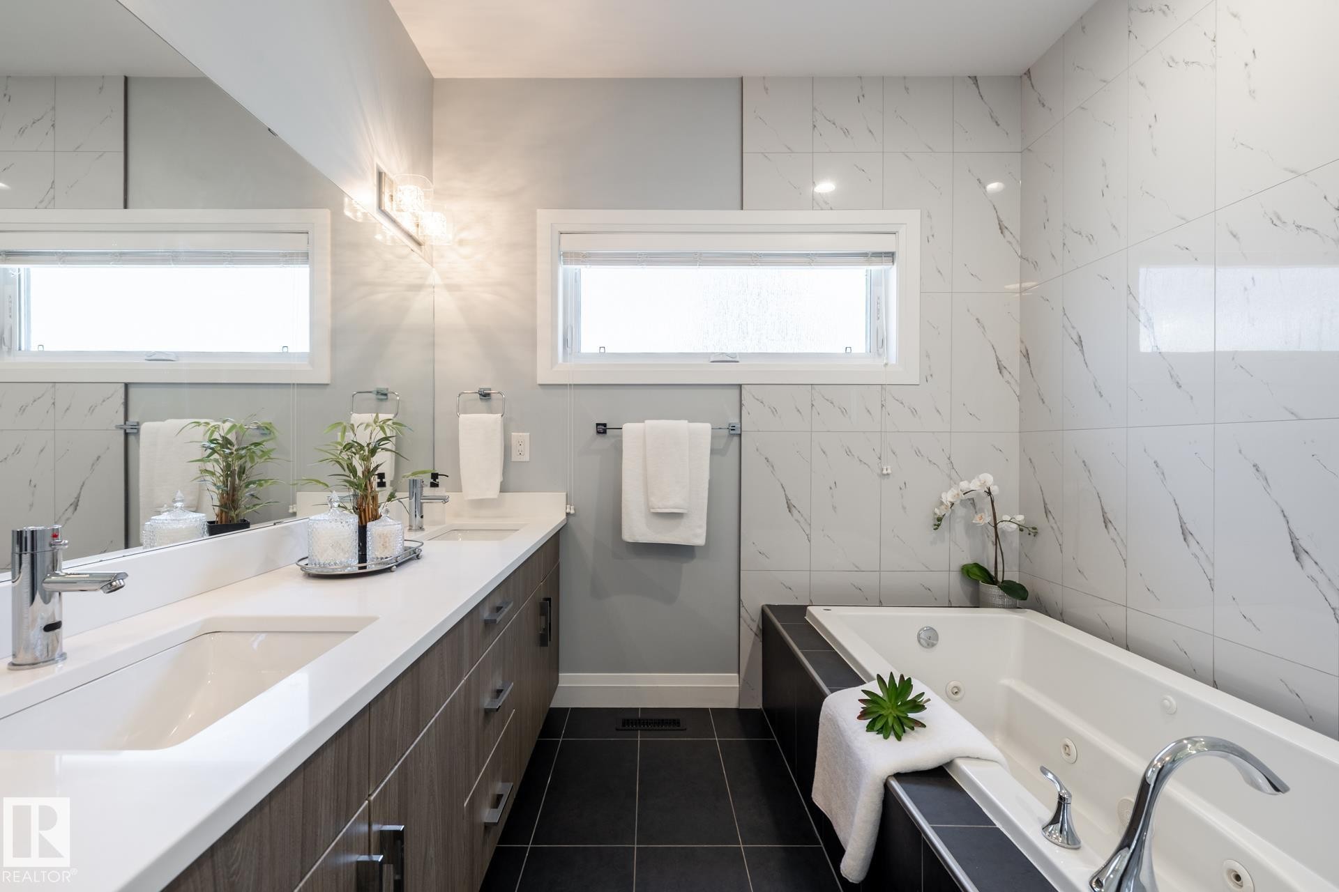 10936 71 Avenue, Edmonton, AB - Indoor Photo Showing Bathroom