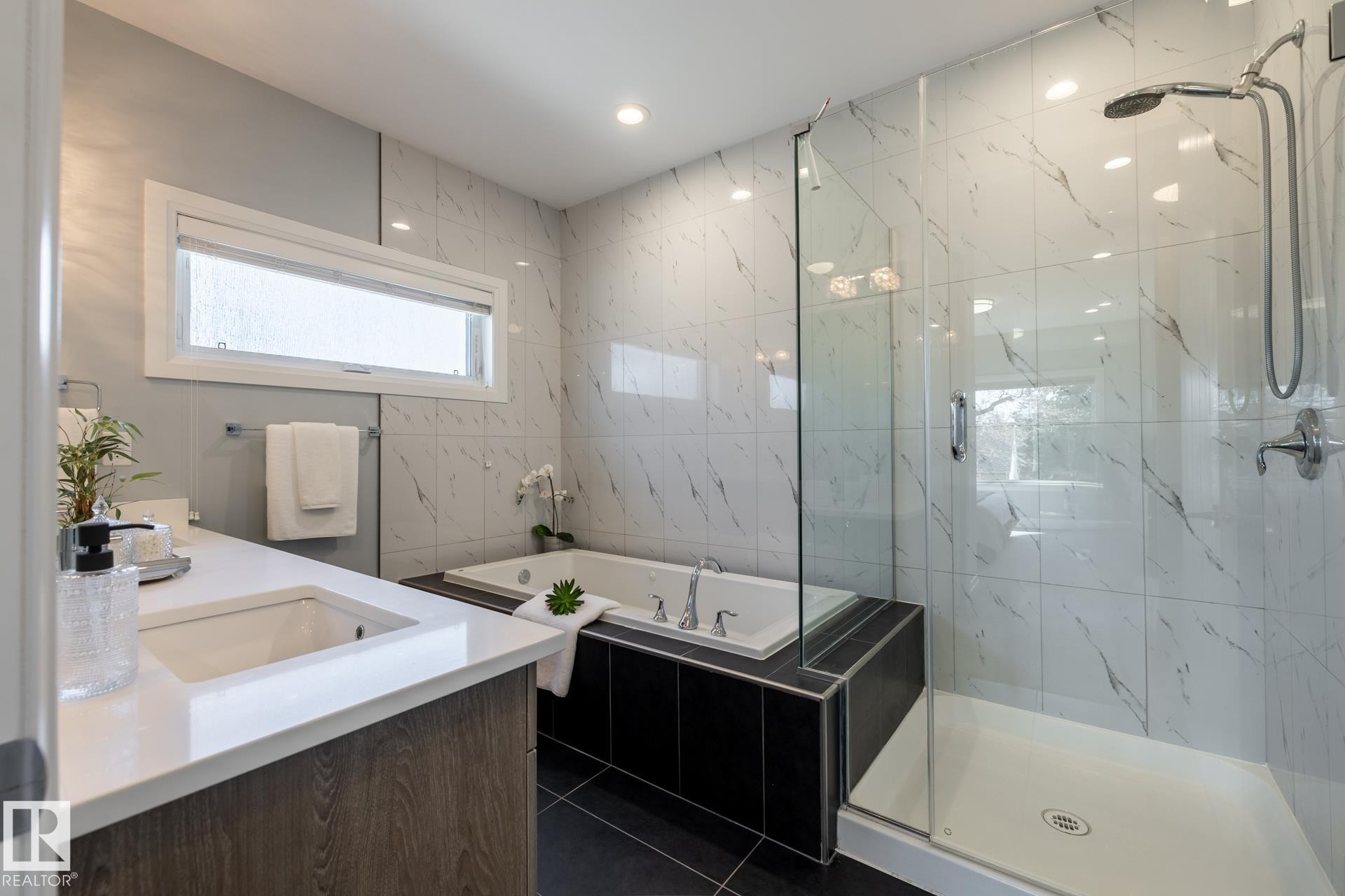 10936 71 Avenue, Edmonton, AB - Indoor Photo Showing Bathroom