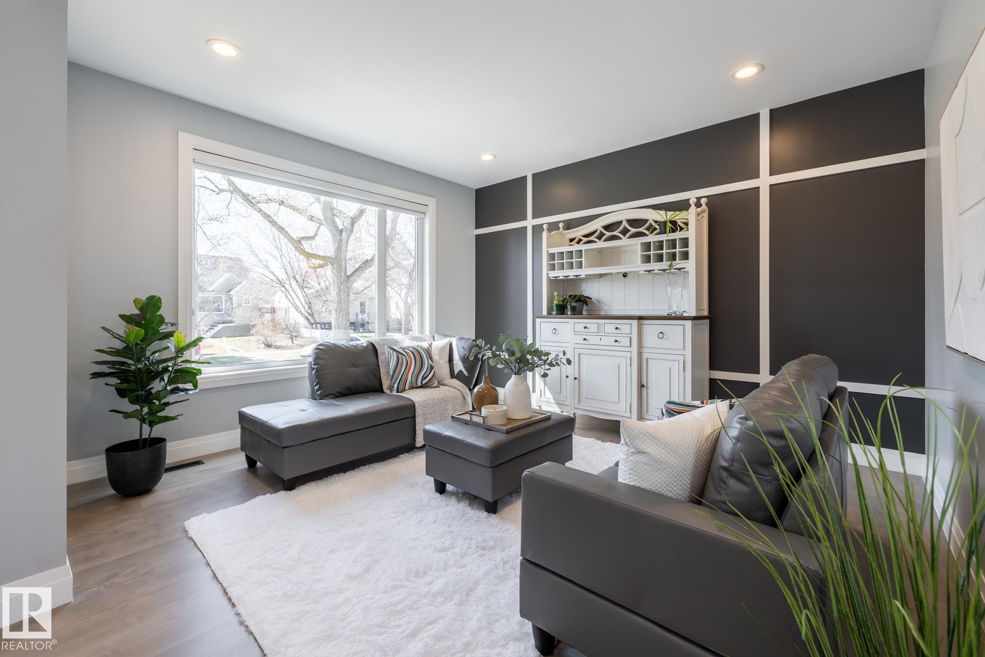 10936 71 Avenue, Edmonton, AB - Indoor Photo Showing Living Room