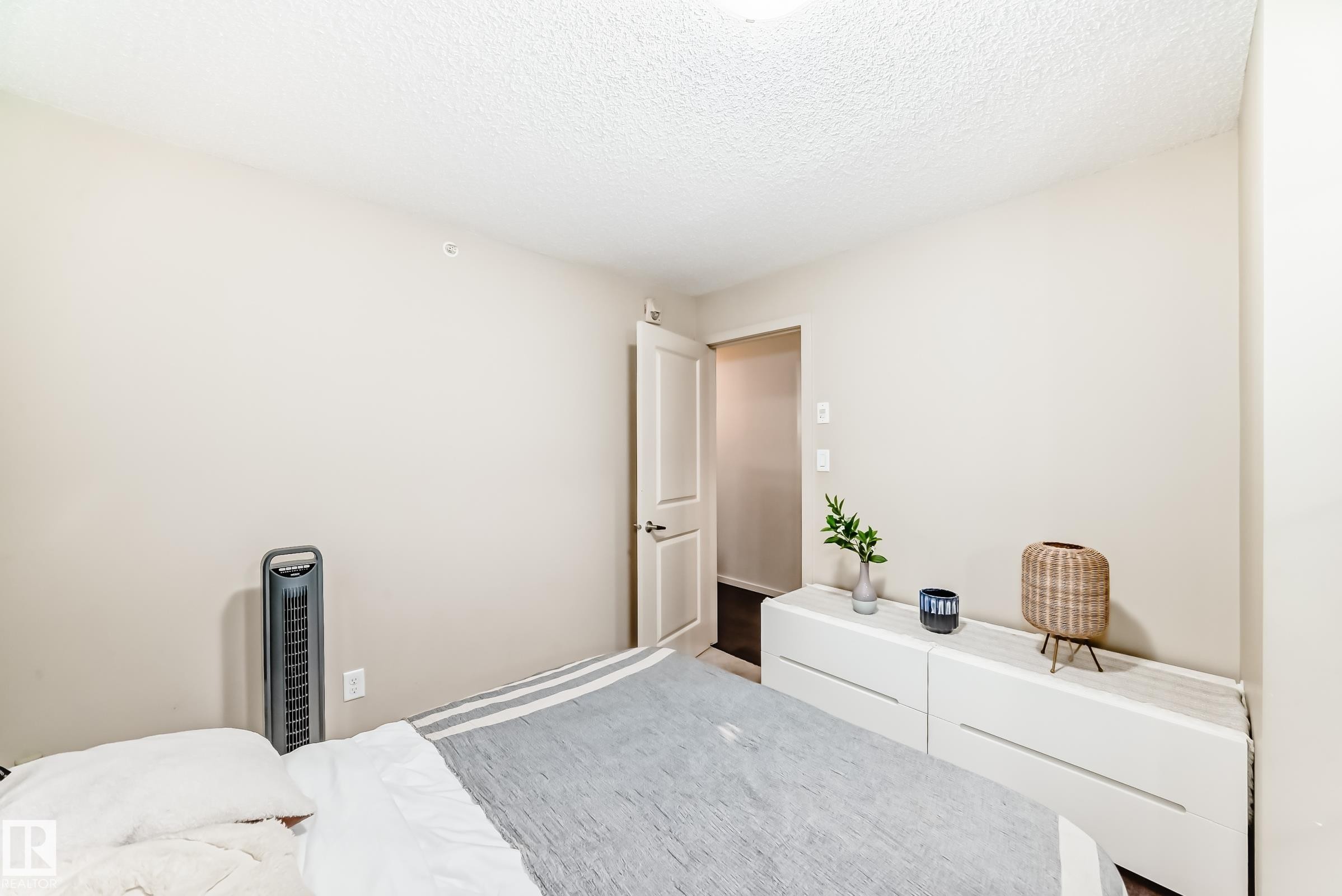 Bedroom featuring a textured ceiling - 403 340 Windermere Road, Edmonton, AB - Indoor Photo Showing Bedroom