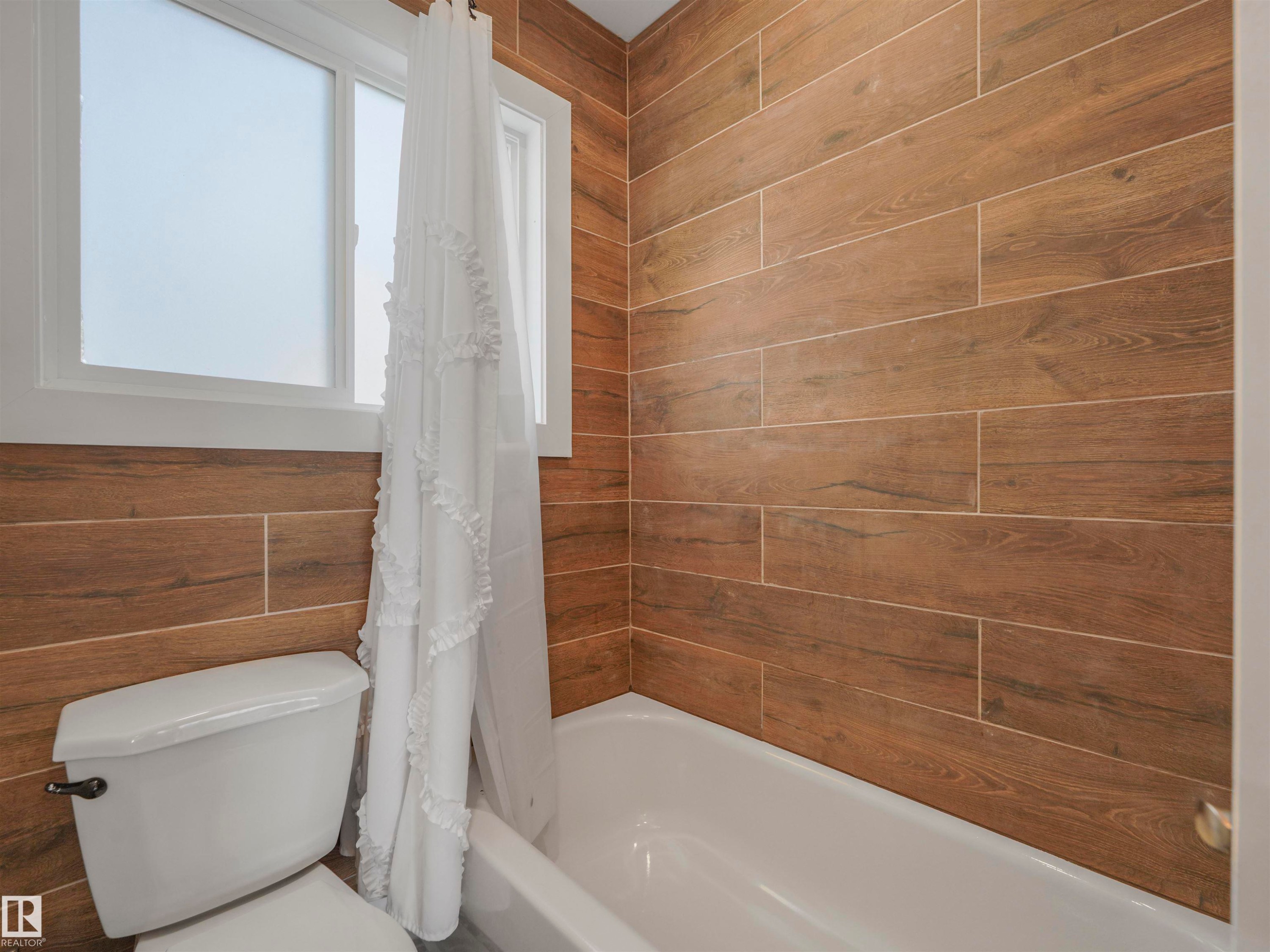 809 8 Street, Rural Lac Ste. Anne County, AB - Indoor Photo Showing Bathroom