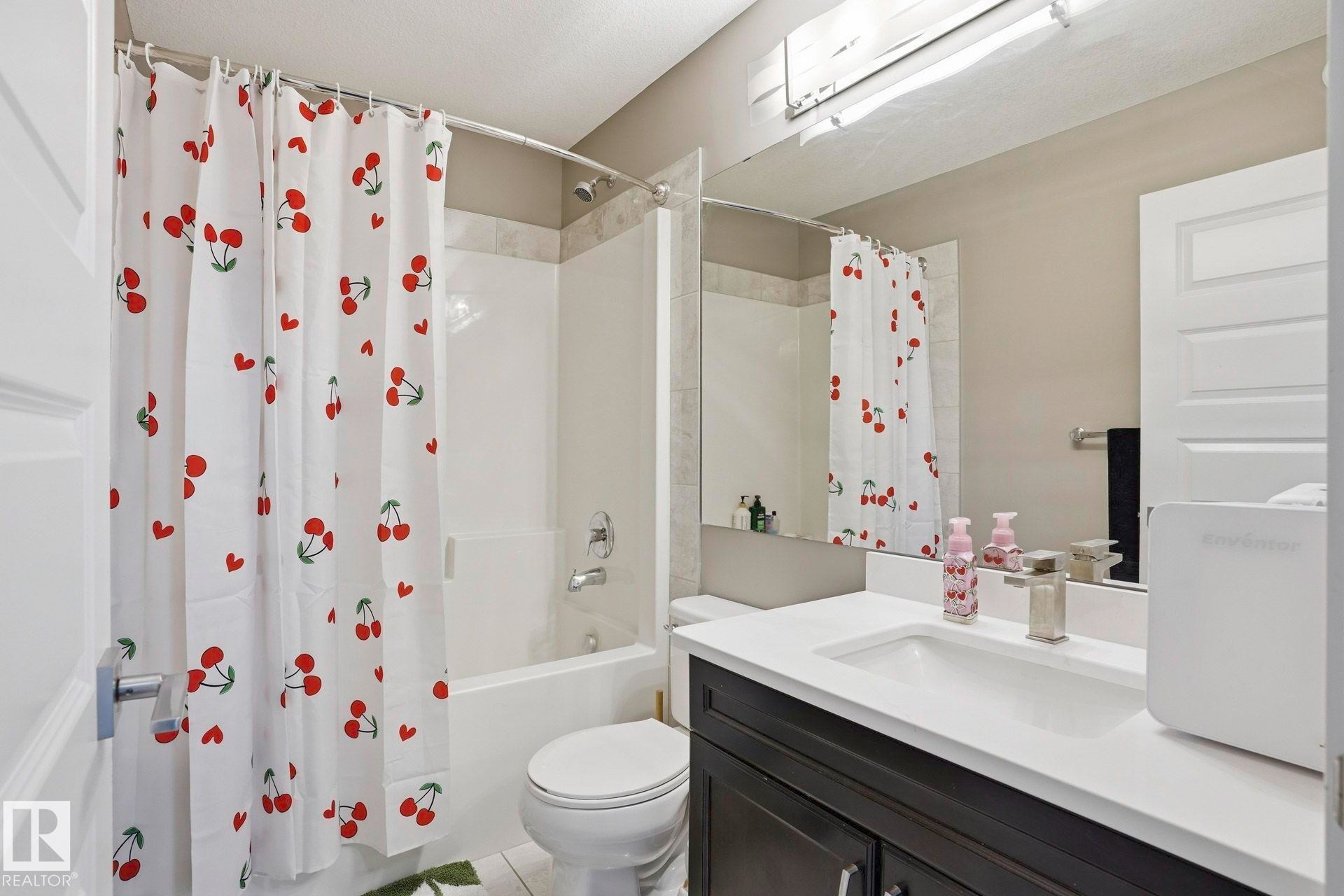 2236 Calhoun Link Link, Edmonton, AB - Indoor Photo Showing Bathroom