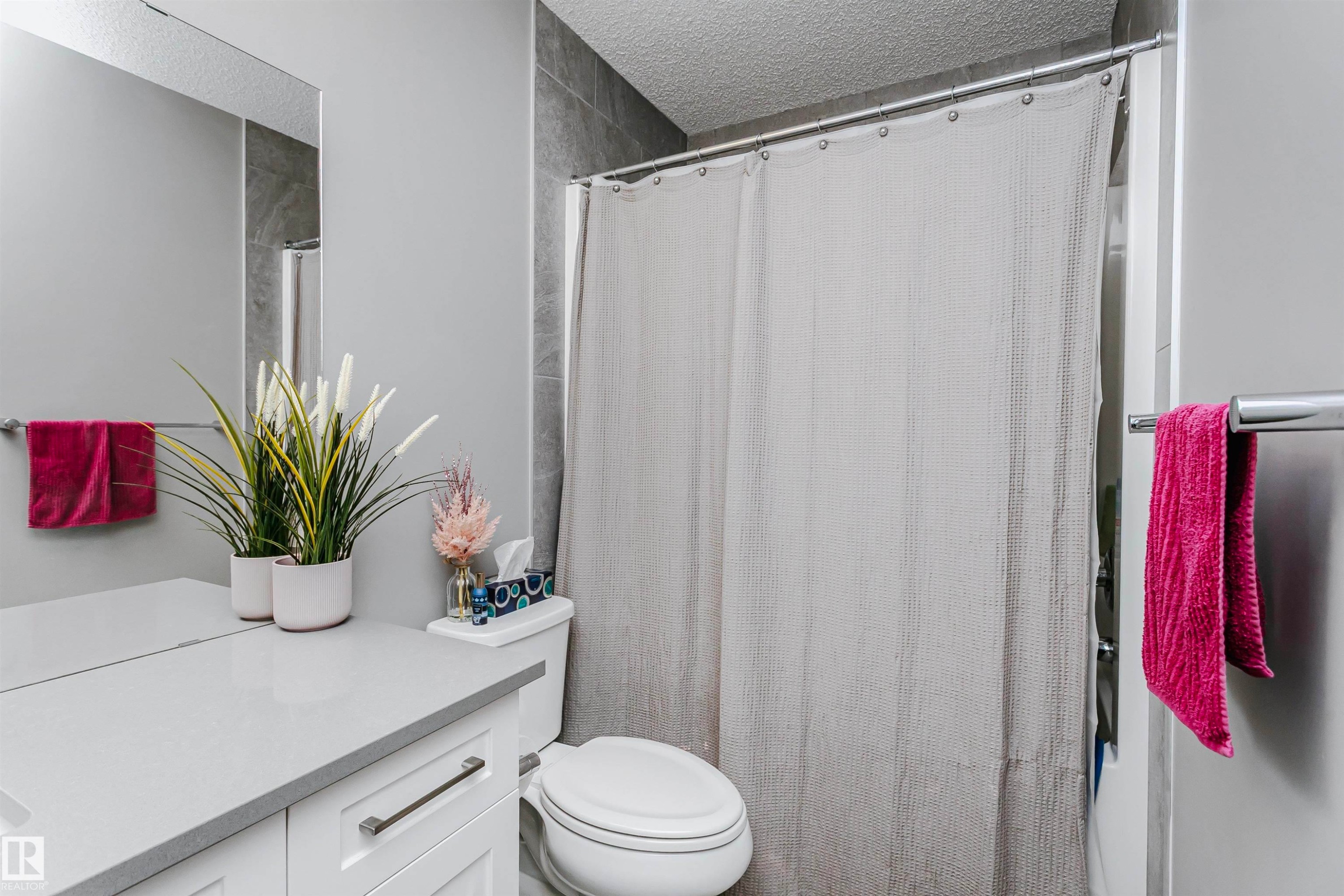 Bathroom with vanity, a shower with curtain, and a textured ceiling - 7322 Chivers Crescent, Edmonton, AB - Indoor Photo Showing Bathroom