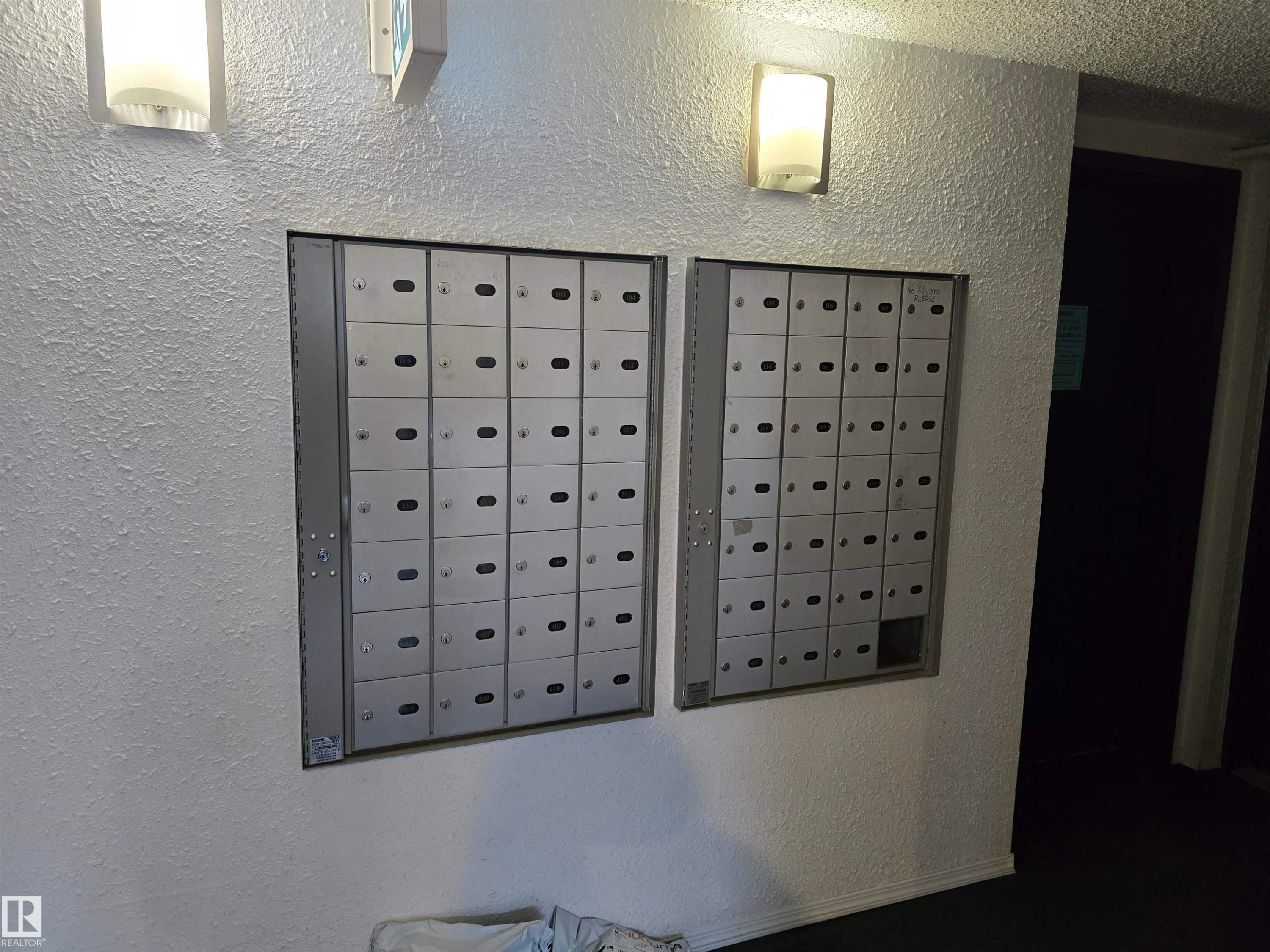 Edmonton, AB - Indoor Photo Showing Other Room