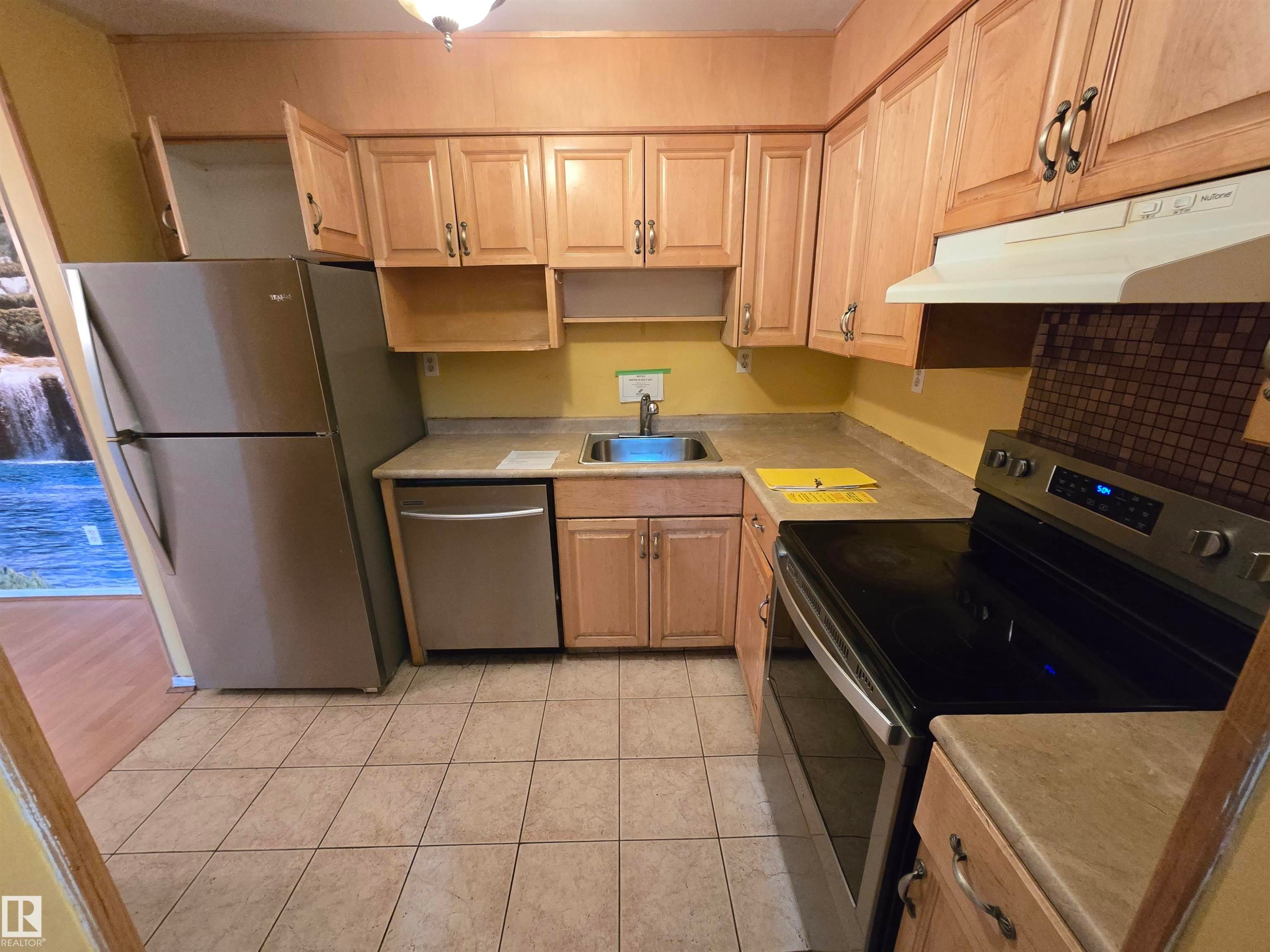 Edmonton, AB - Indoor Photo Showing Kitchen