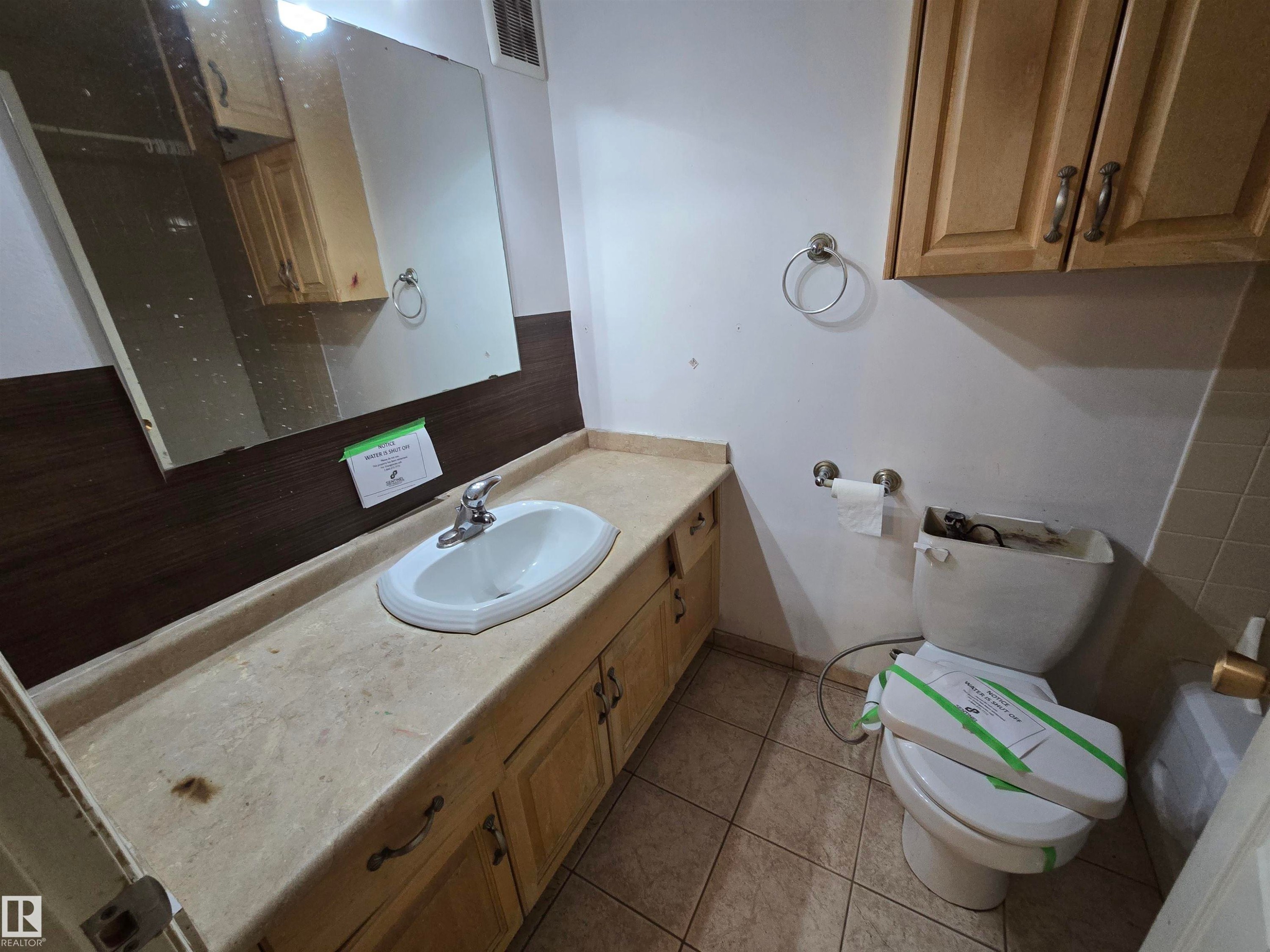 Edmonton, AB - Indoor Photo Showing Bathroom