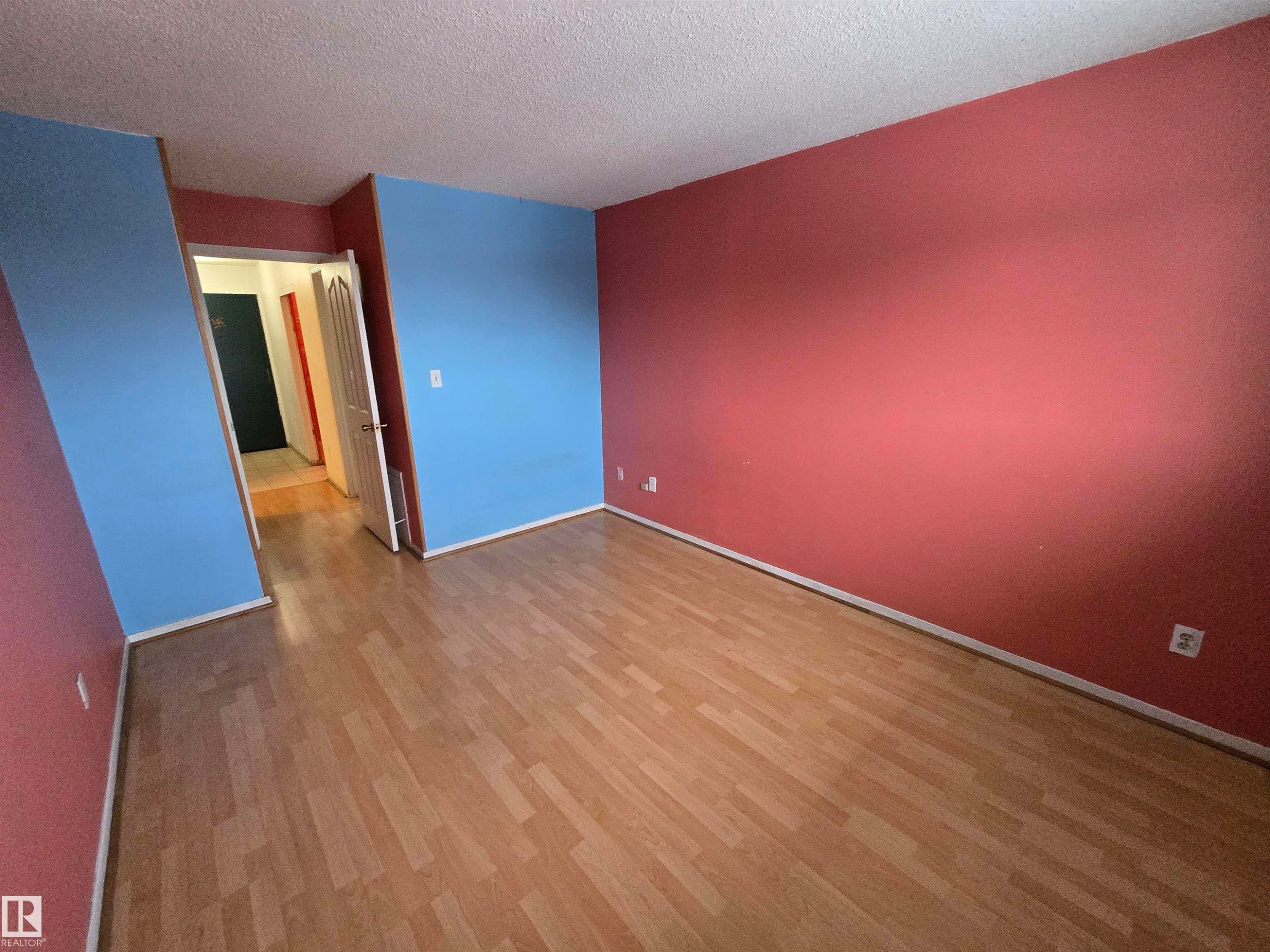 Edmonton, AB - Indoor Photo Showing Other Room