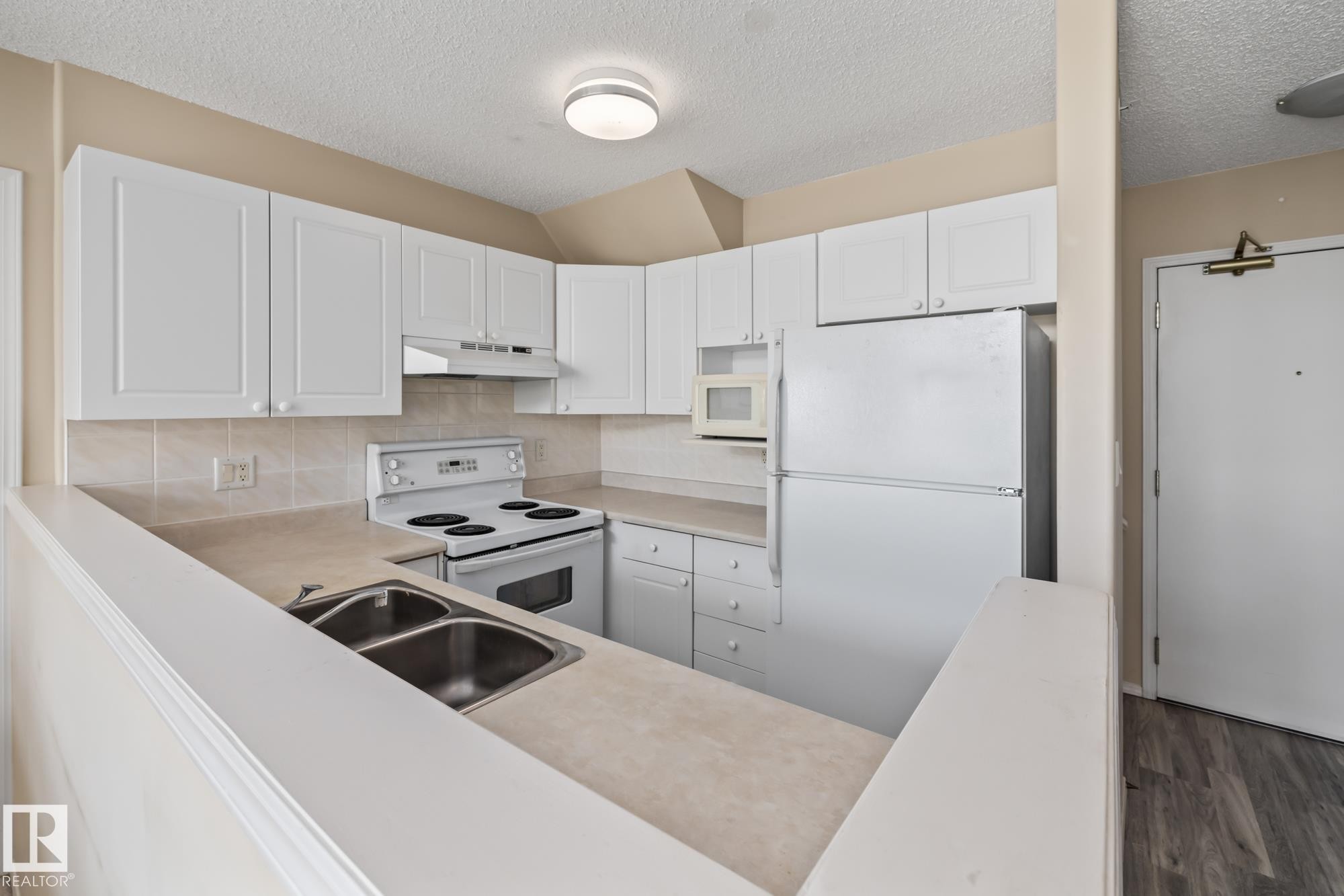 500 182 Haddow Close, Edmonton, AB - Indoor Photo Showing Kitchen With Double Sink