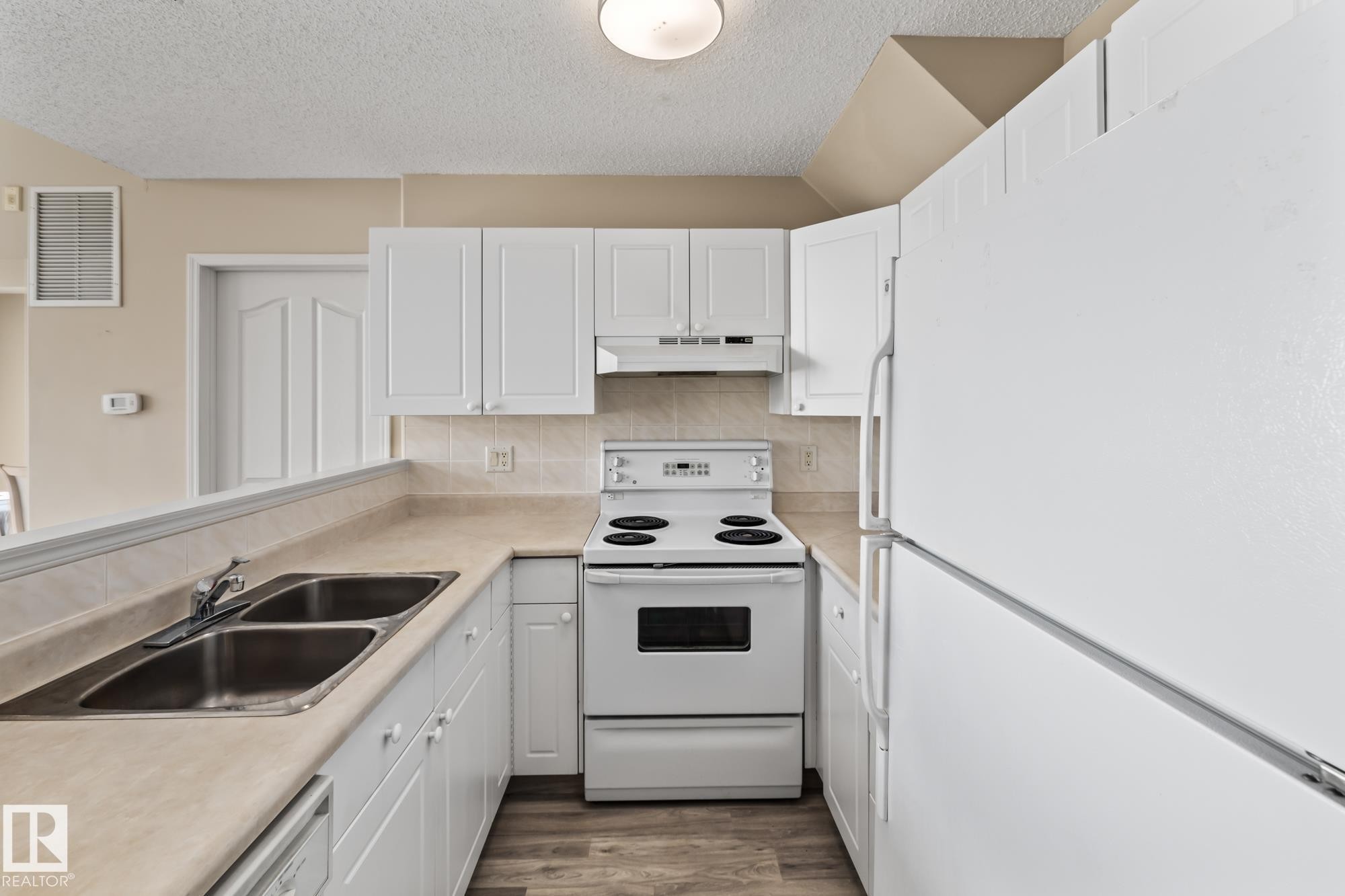 500 182 Haddow Close, Edmonton, AB - Indoor Photo Showing Kitchen With Double Sink