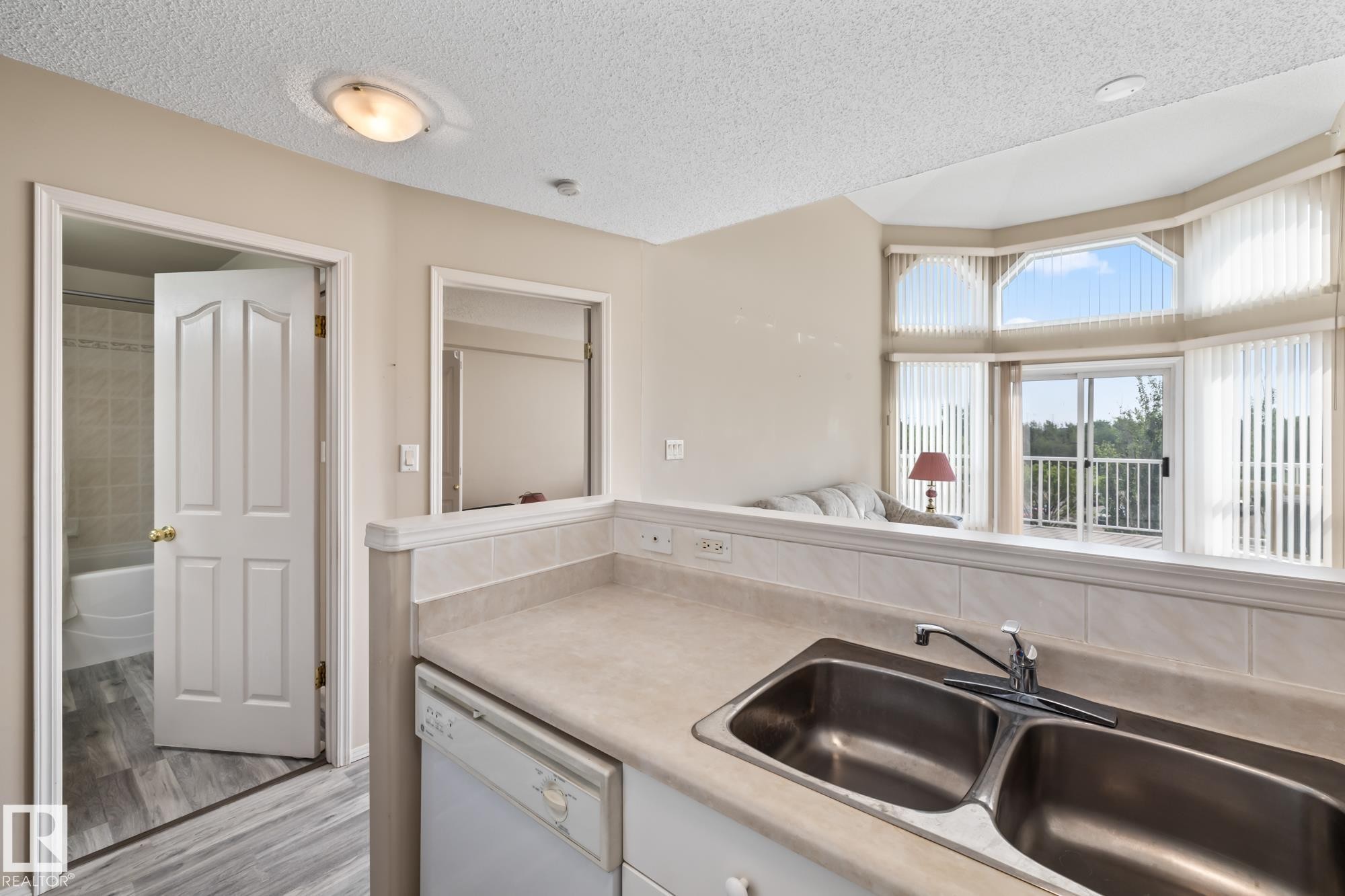 500 182 Haddow Close, Edmonton, AB - Indoor Photo Showing Kitchen With Double Sink