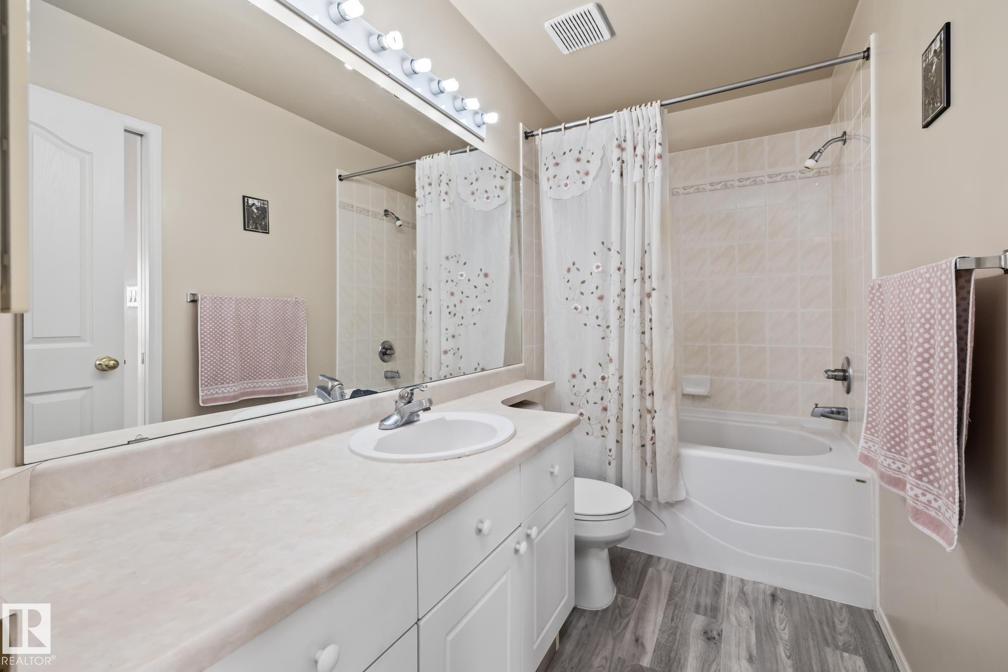 500 182 Haddow Close, Edmonton, AB - Indoor Photo Showing Bathroom
