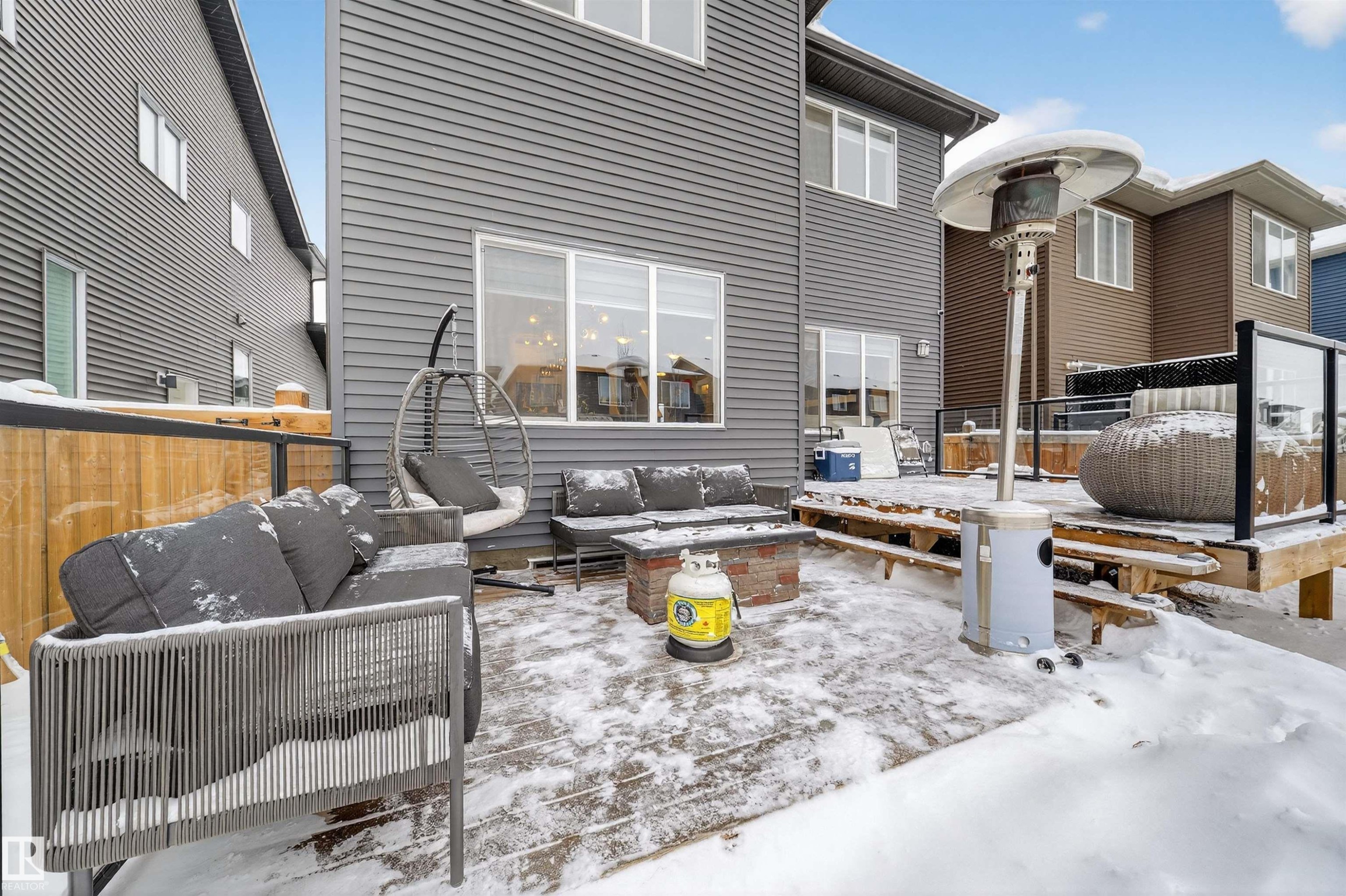 Snow covered deck with outdoor lounge area - 6085 King Landing, Edmonton, AB - Outdoor