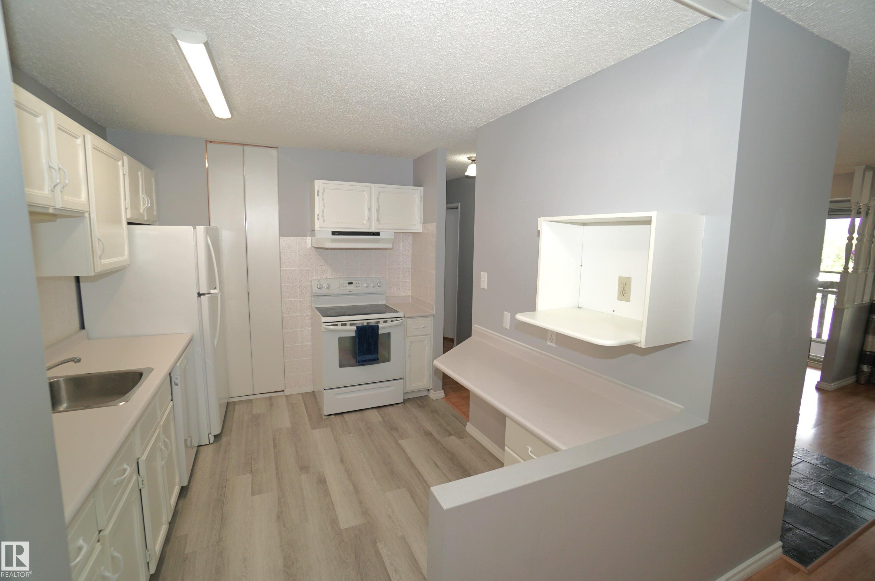 245 Surrey Gardens, Edmonton, AB - Indoor Photo Showing Kitchen