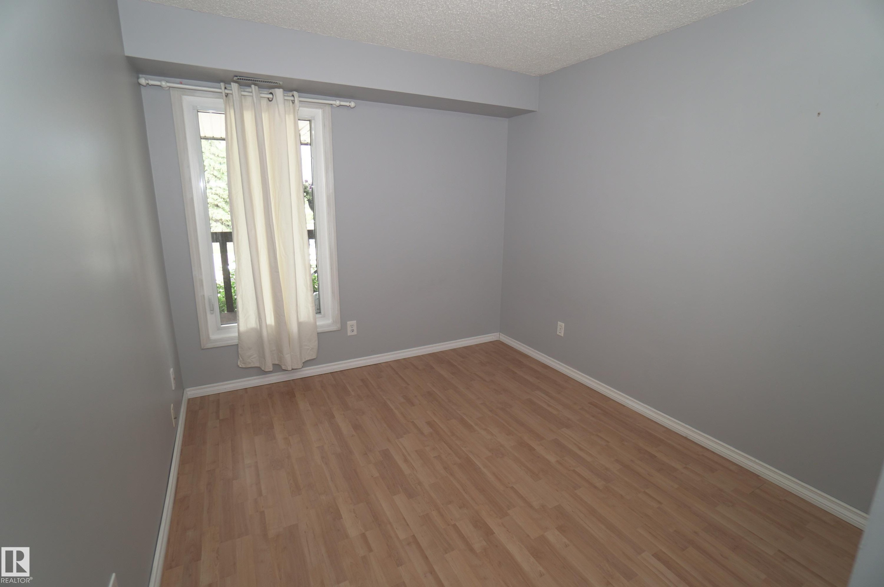245 Surrey Gardens, Edmonton, AB - Indoor Photo Showing Other Room