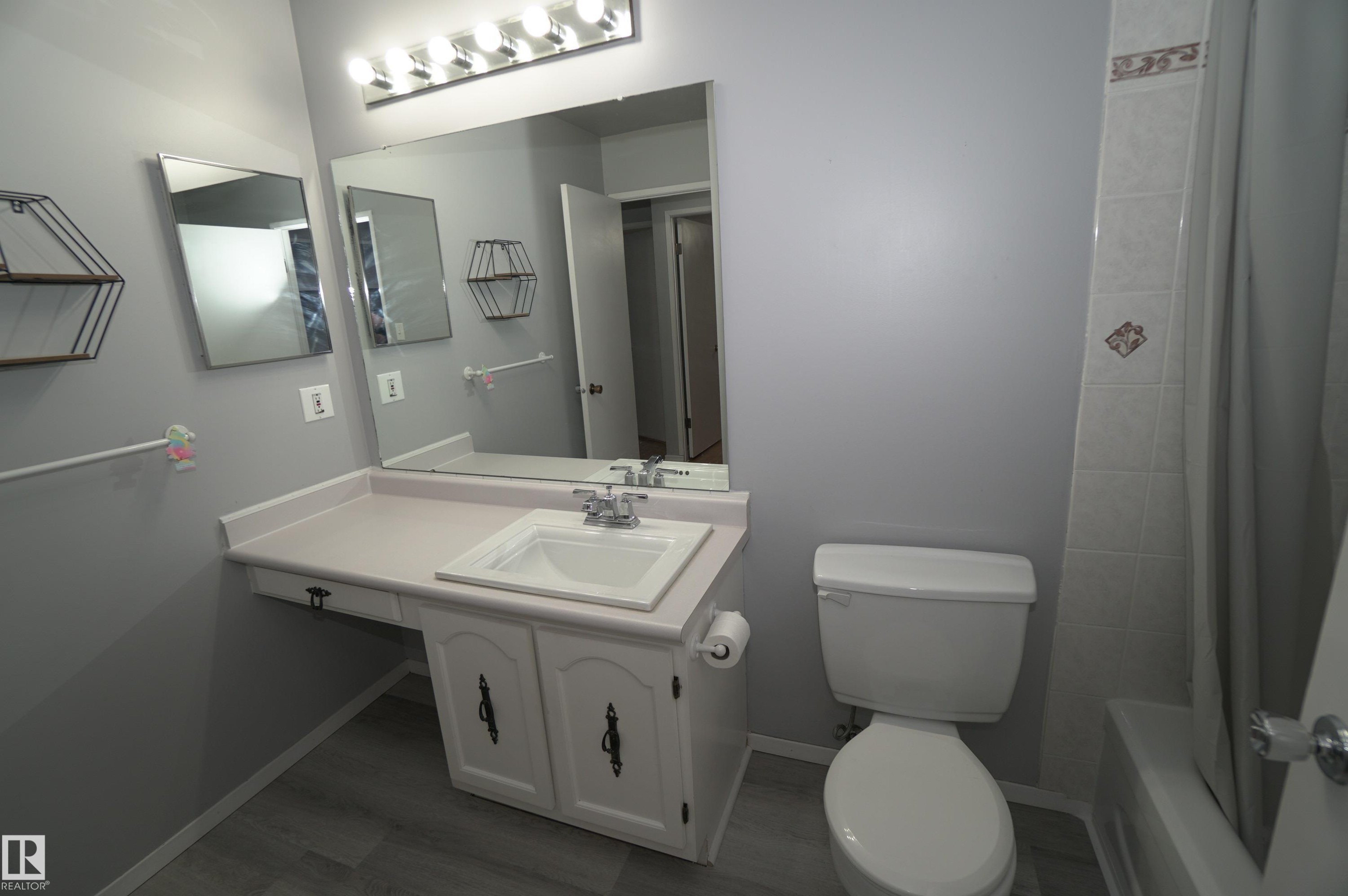 245 Surrey Gardens, Edmonton, AB - Indoor Photo Showing Bathroom