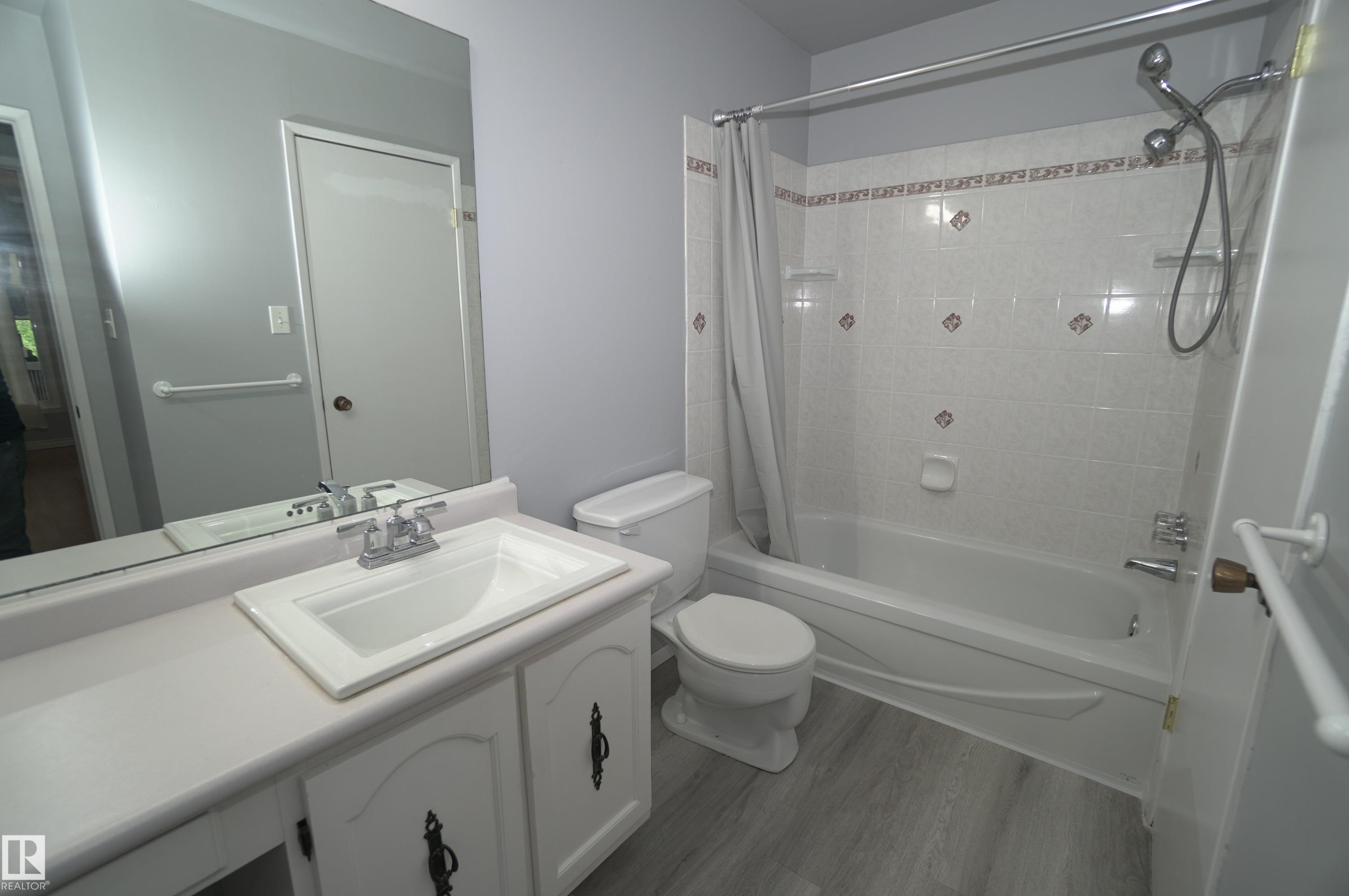 245 Surrey Gardens, Edmonton, AB - Indoor Photo Showing Bathroom