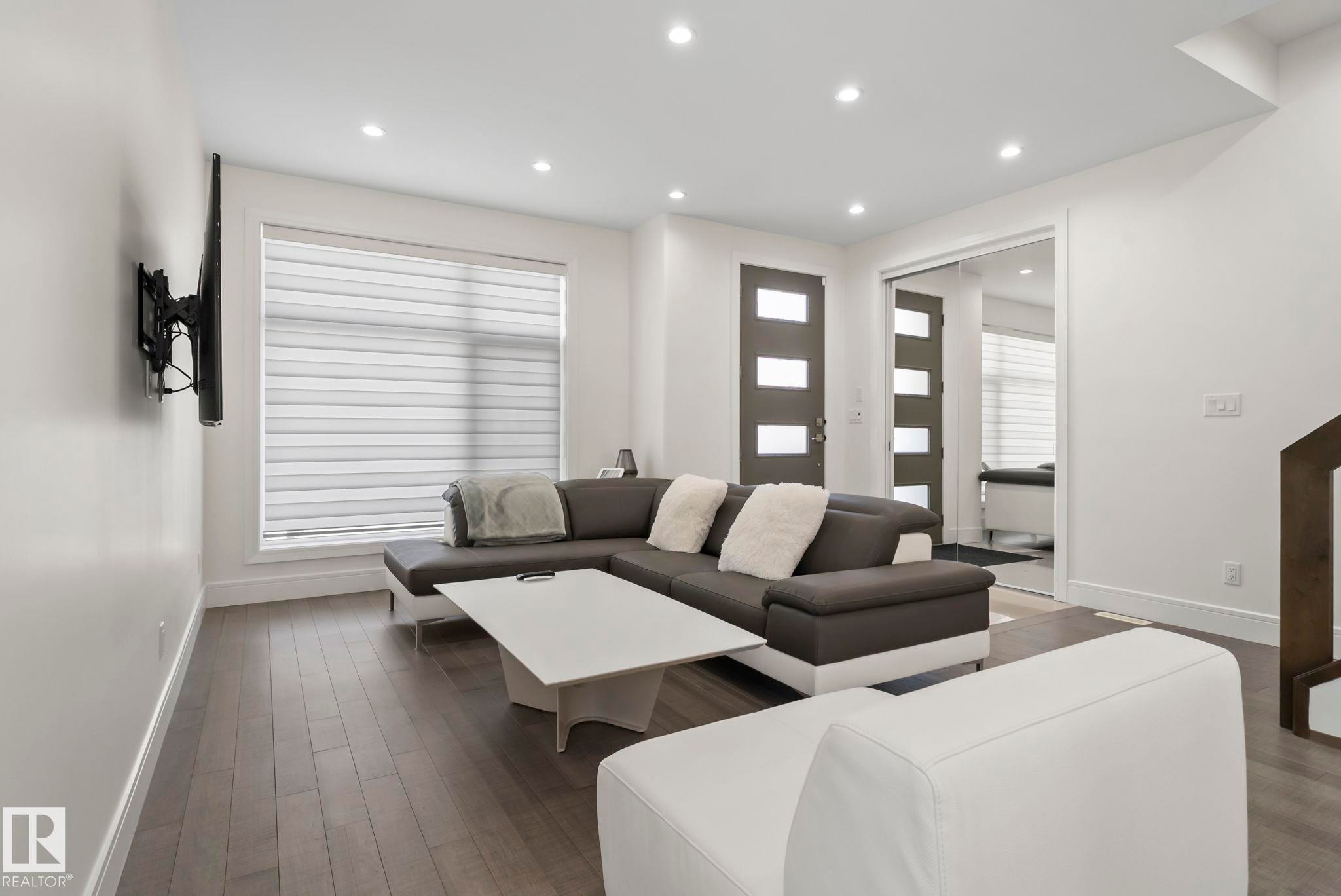 14041 101A Avenue, Edmonton, AB - Indoor Photo Showing Living Room