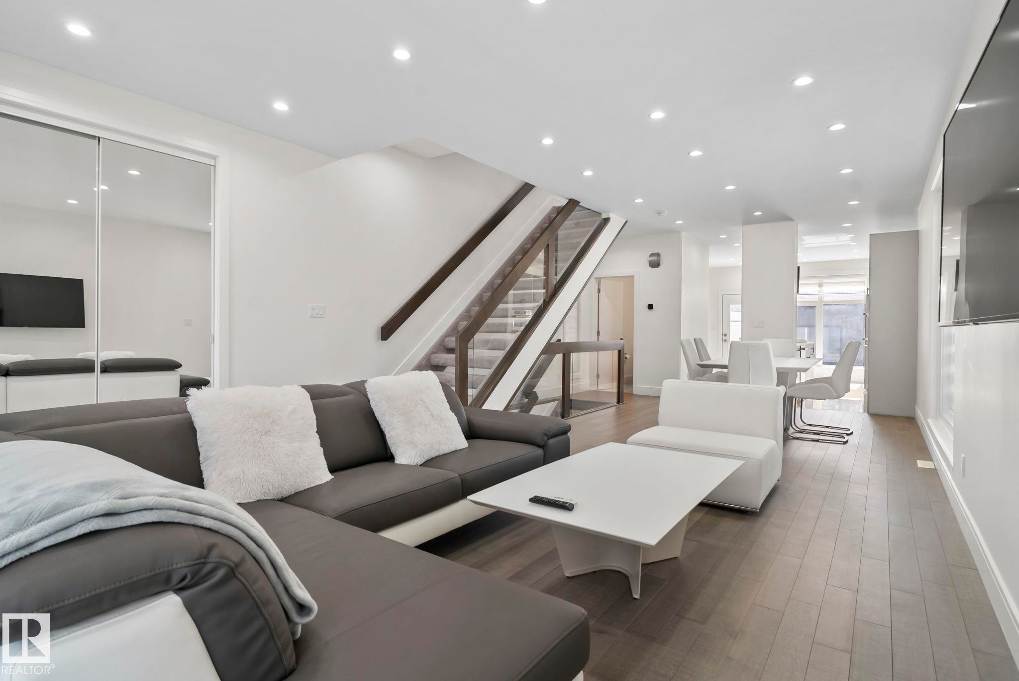 14041 101A Avenue, Edmonton, AB - Indoor Photo Showing Living Room