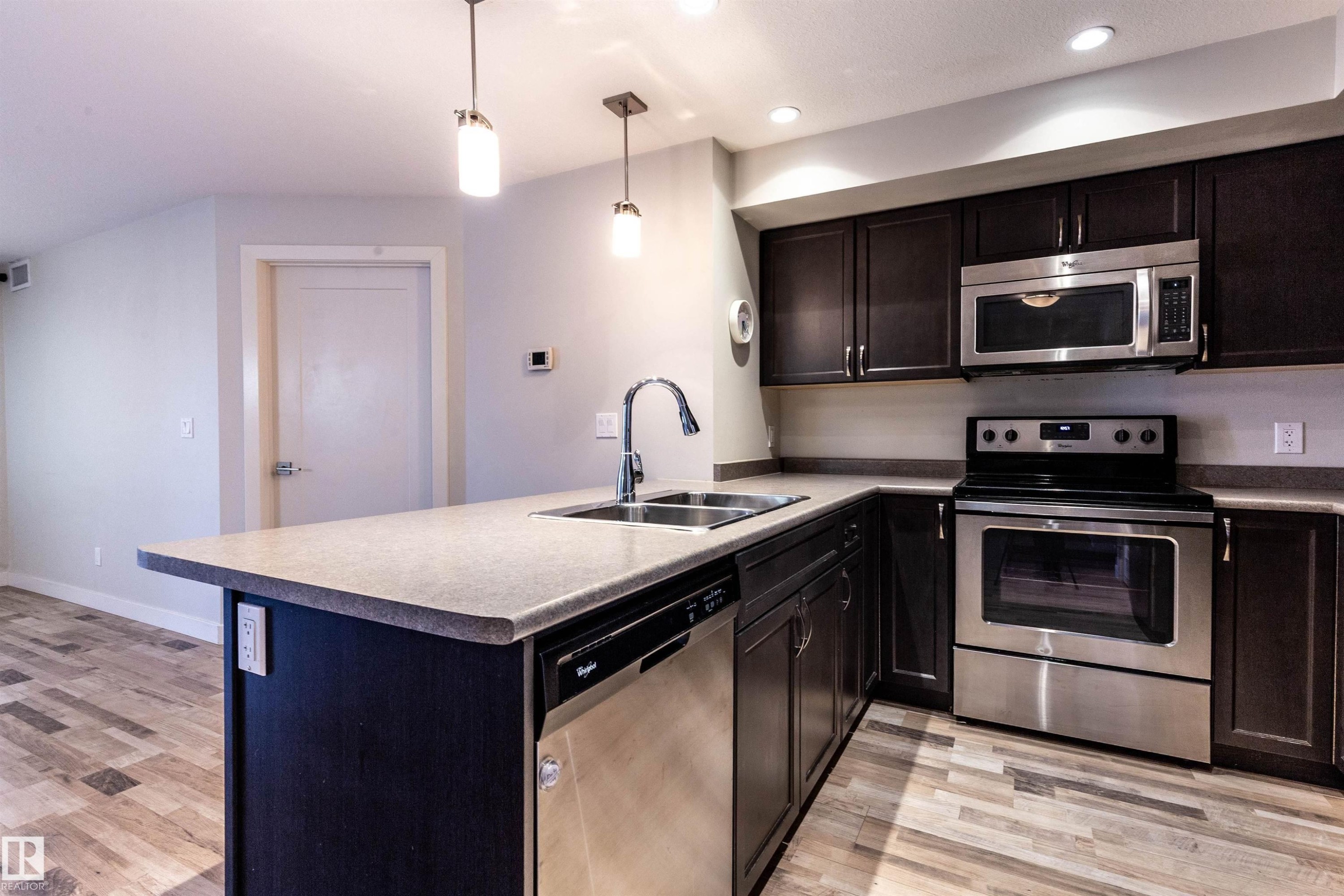 109 5029 Edgemont Boulevard, Edmonton, AB - Indoor Photo Showing Kitchen With Double Sink