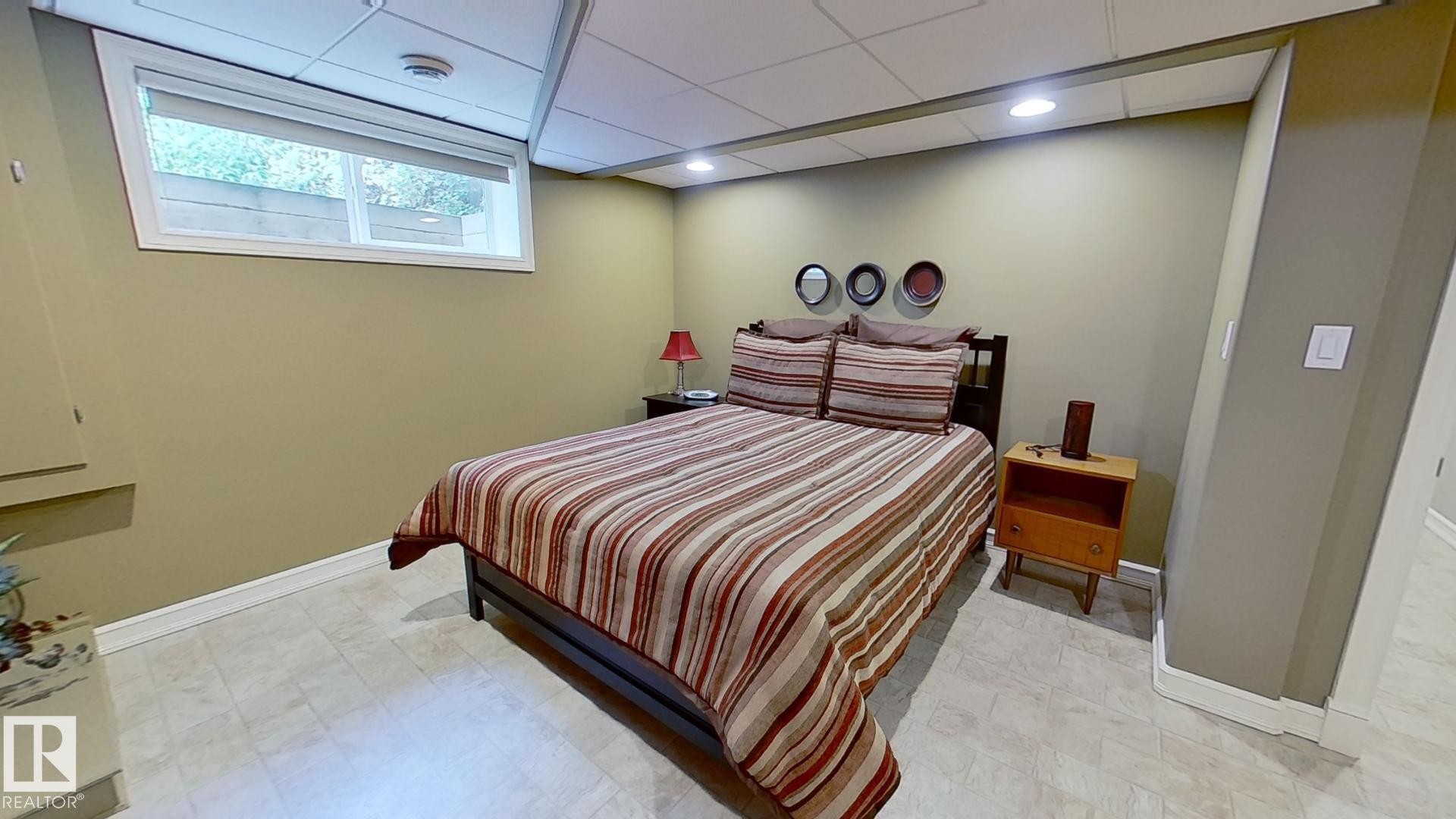 928 Thompson Place, Edmonton, AB - Indoor