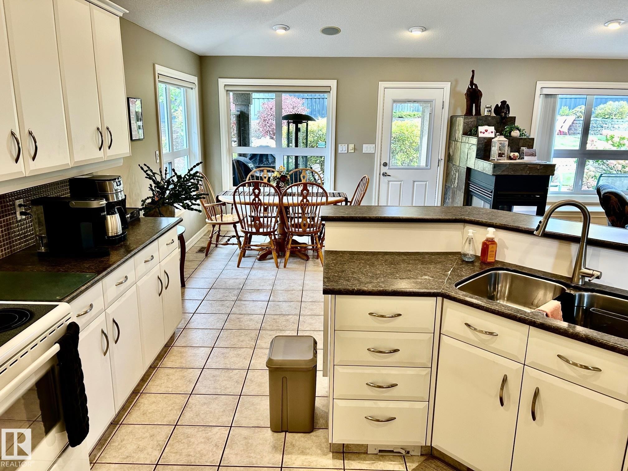 928 Thompson Place, Edmonton, AB - Indoor Photo Showing Kitchen With Double Sink