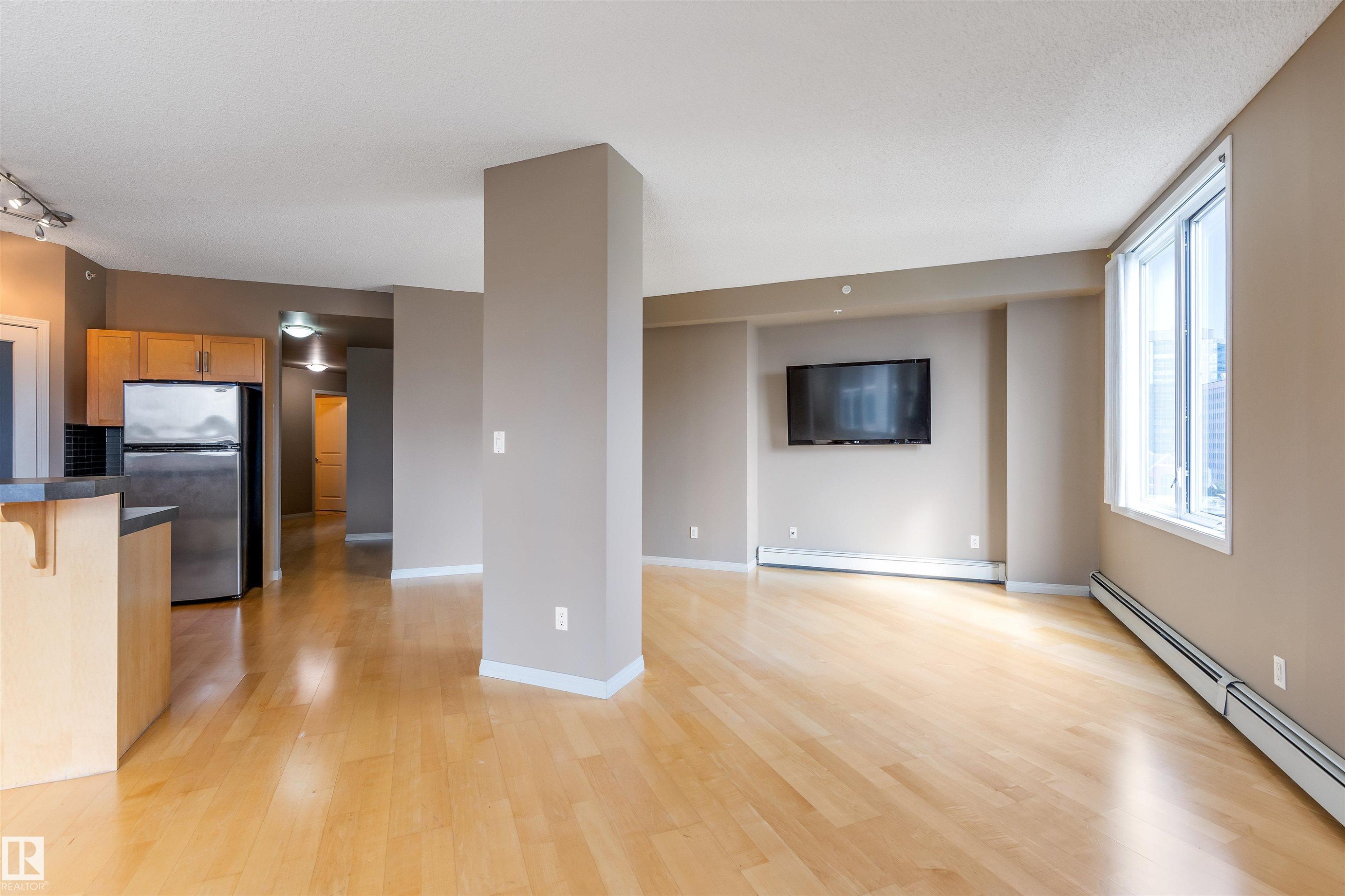 901 10504 99 Avenue, Edmonton, AB - Indoor Photo Showing Kitchen