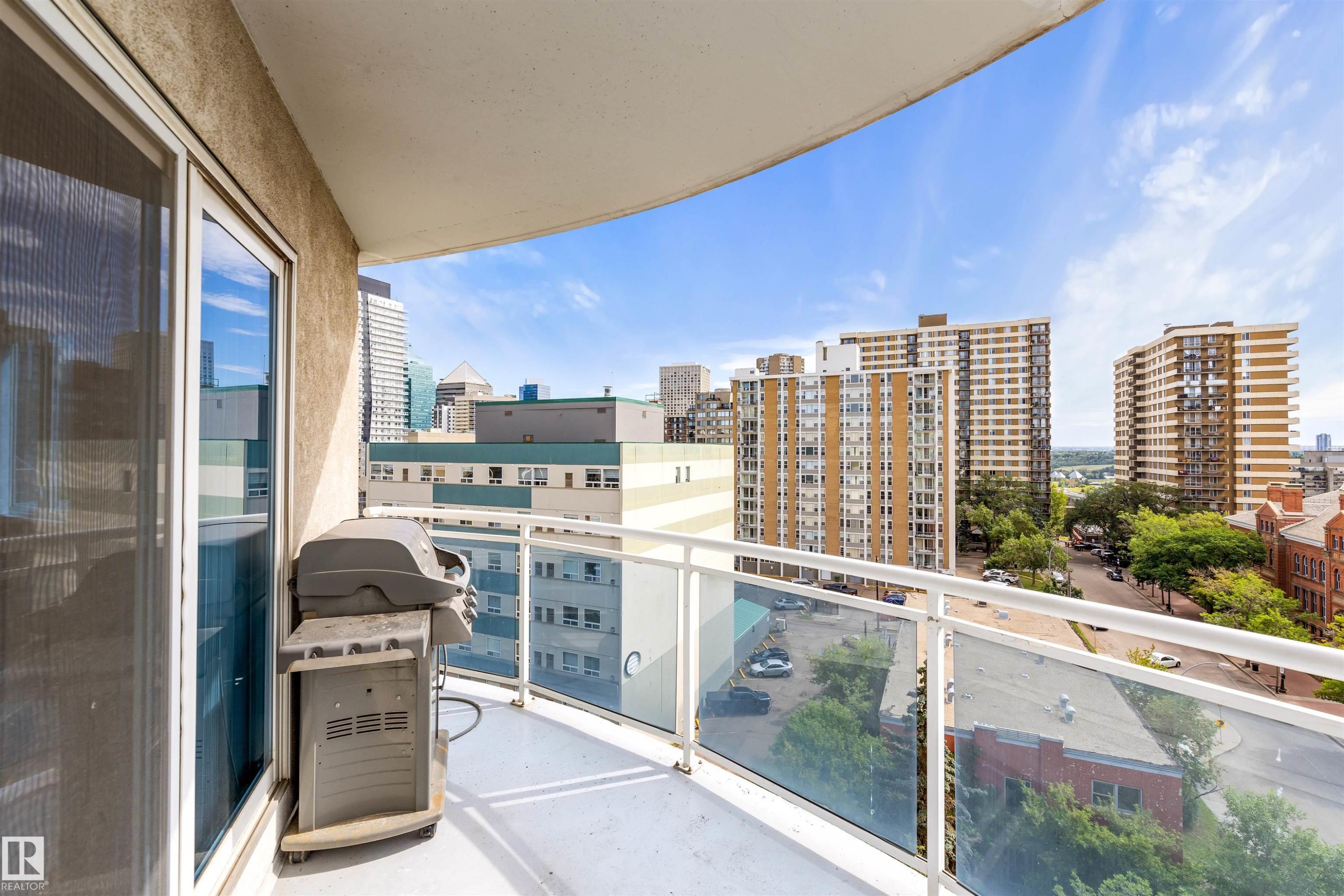 901 10504 99 Avenue, Edmonton, AB - Outdoor