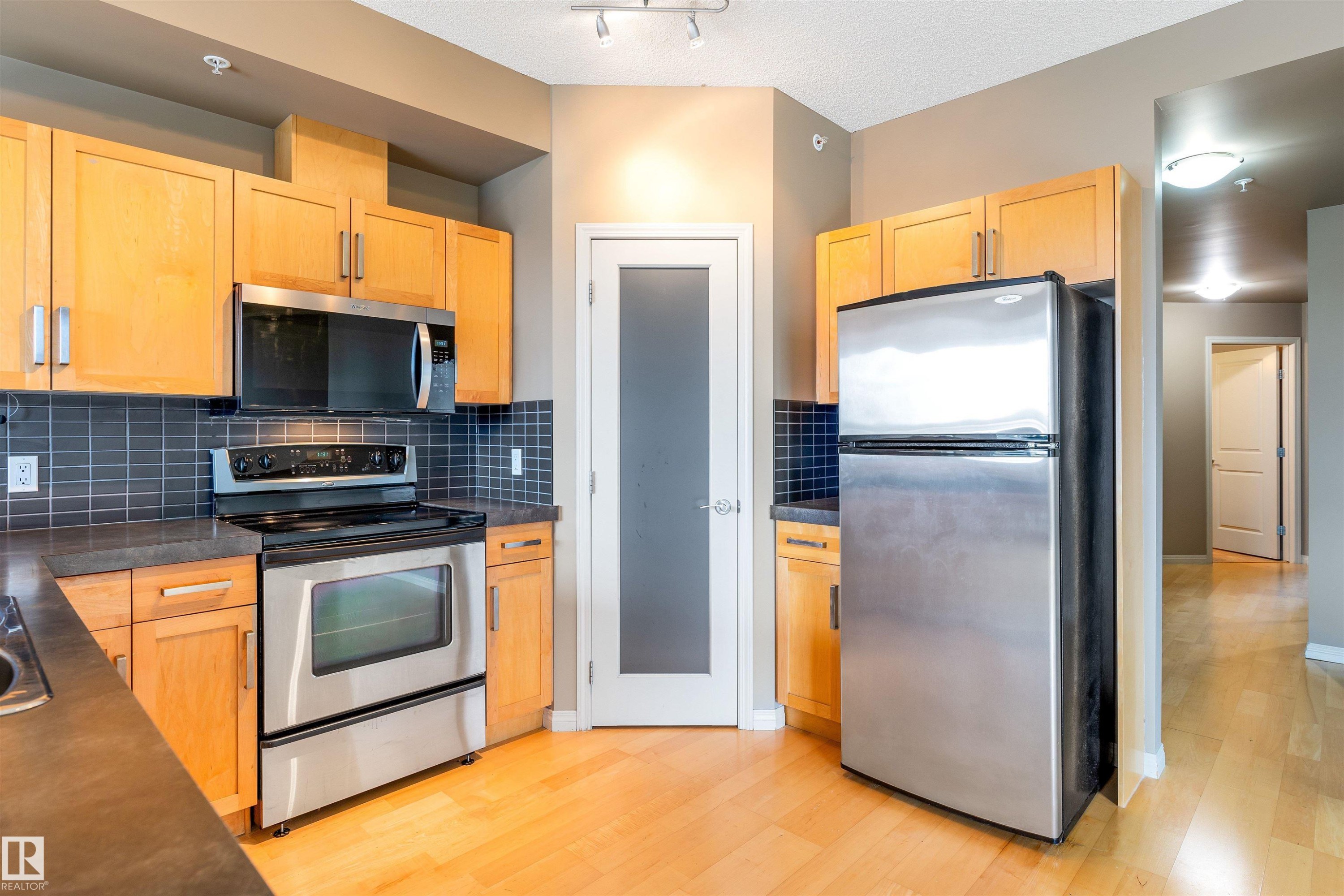 901 10504 99 Avenue, Edmonton, AB - Indoor Photo Showing Kitchen With Stainless Steel Kitchen