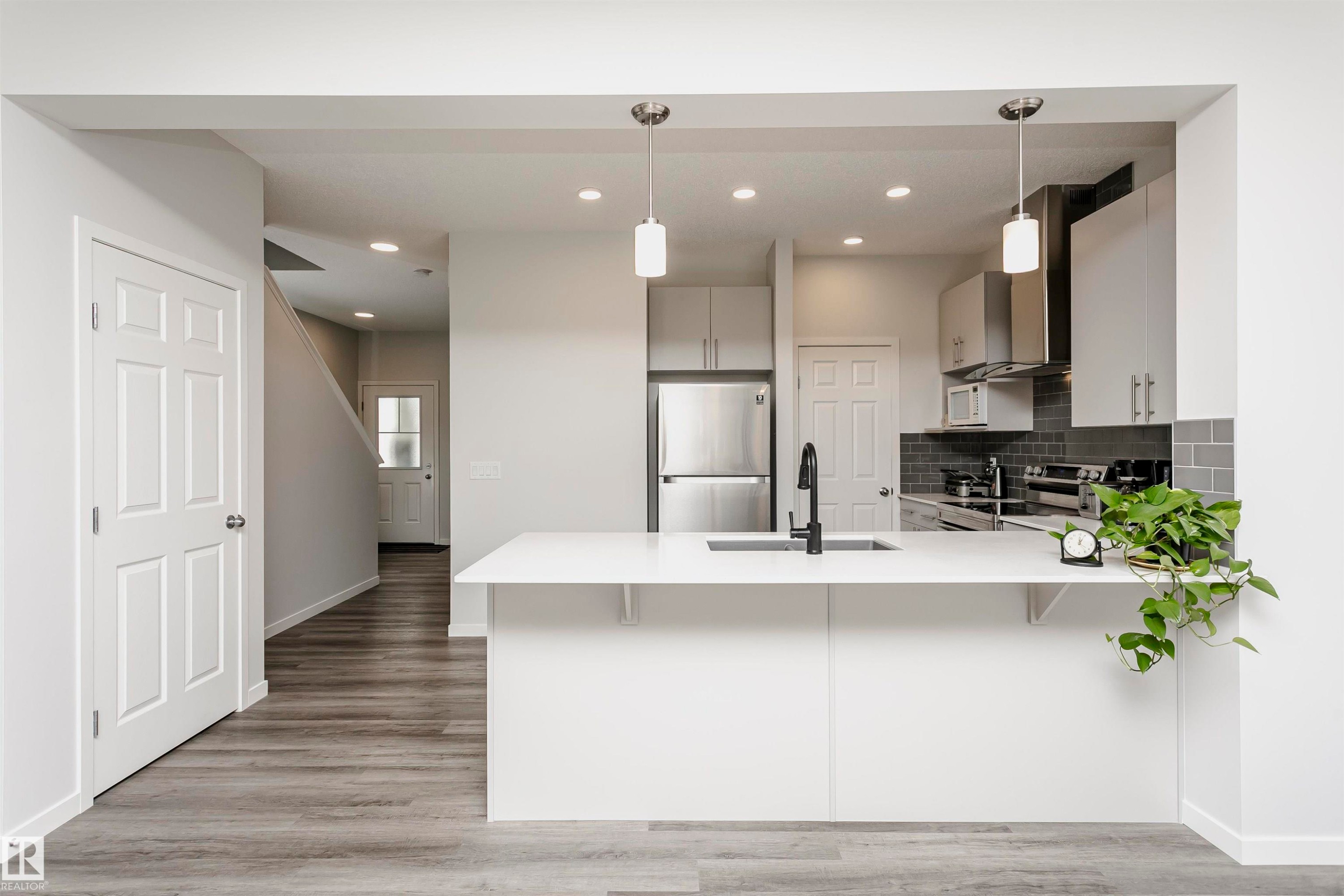 1640 Erker Way, Edmonton, AB - Indoor Photo Showing Kitchen With Upgraded Kitchen