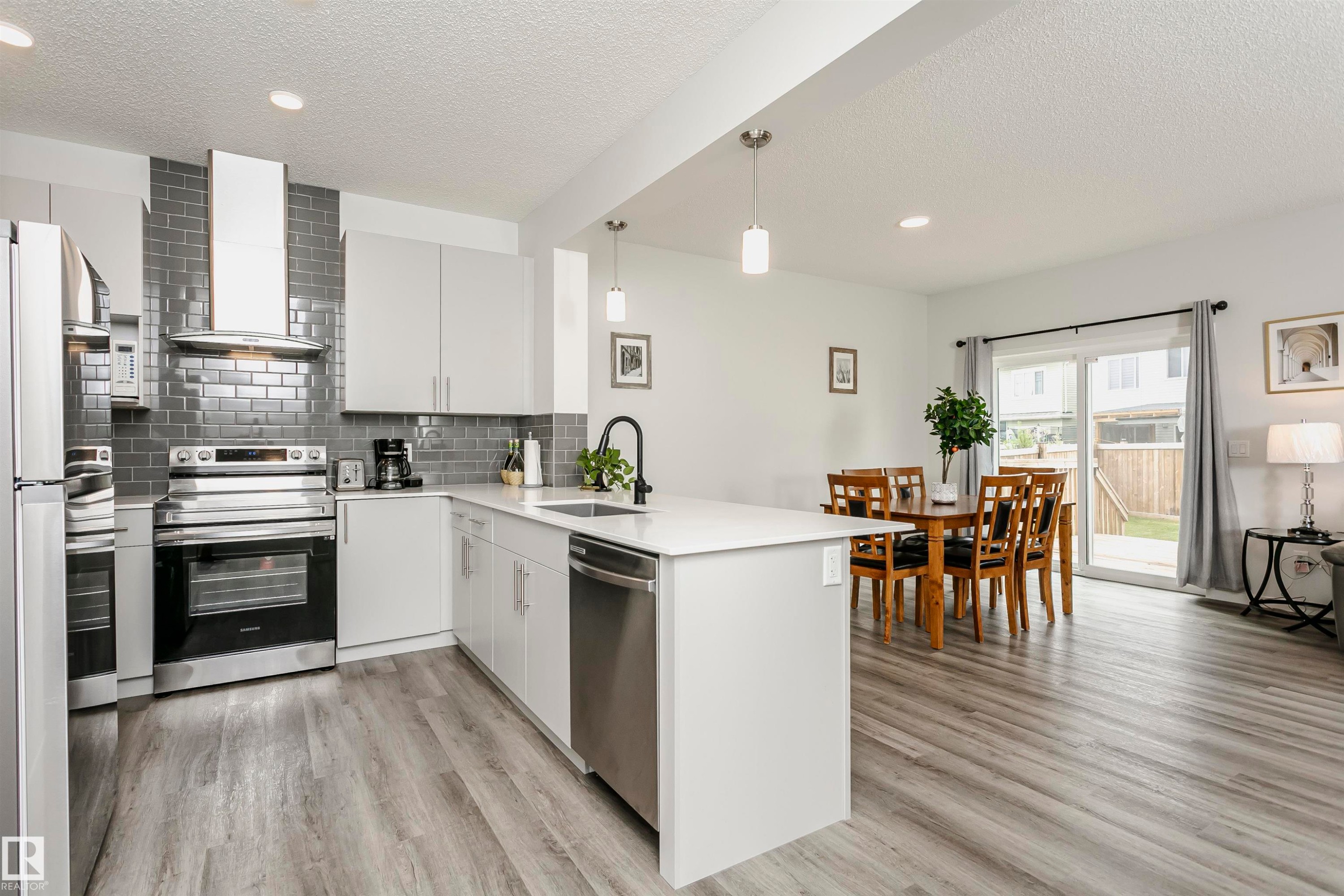 1640 Erker Way, Edmonton, AB - Indoor Photo Showing Kitchen With Upgraded Kitchen