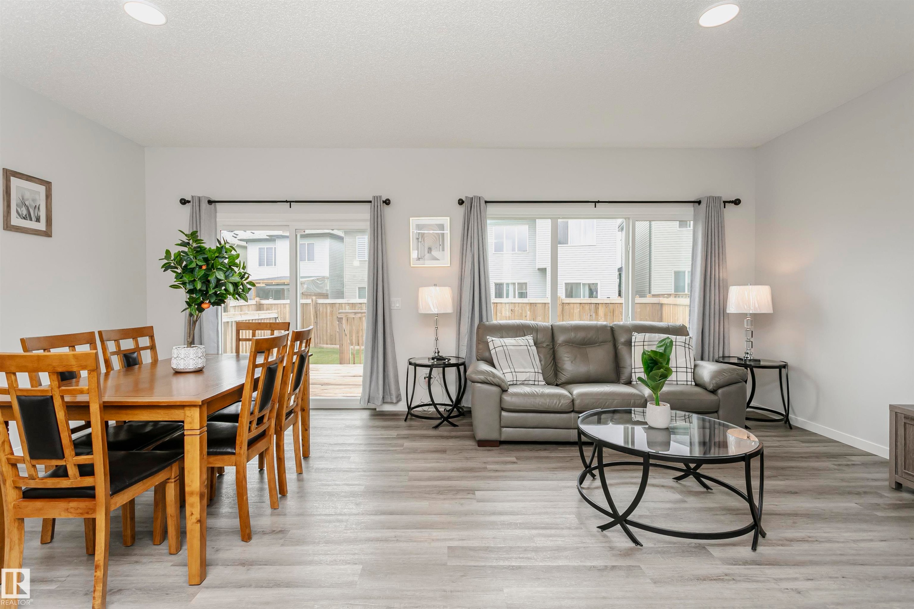 1640 Erker Way, Edmonton, AB - Indoor Photo Showing Living Room
