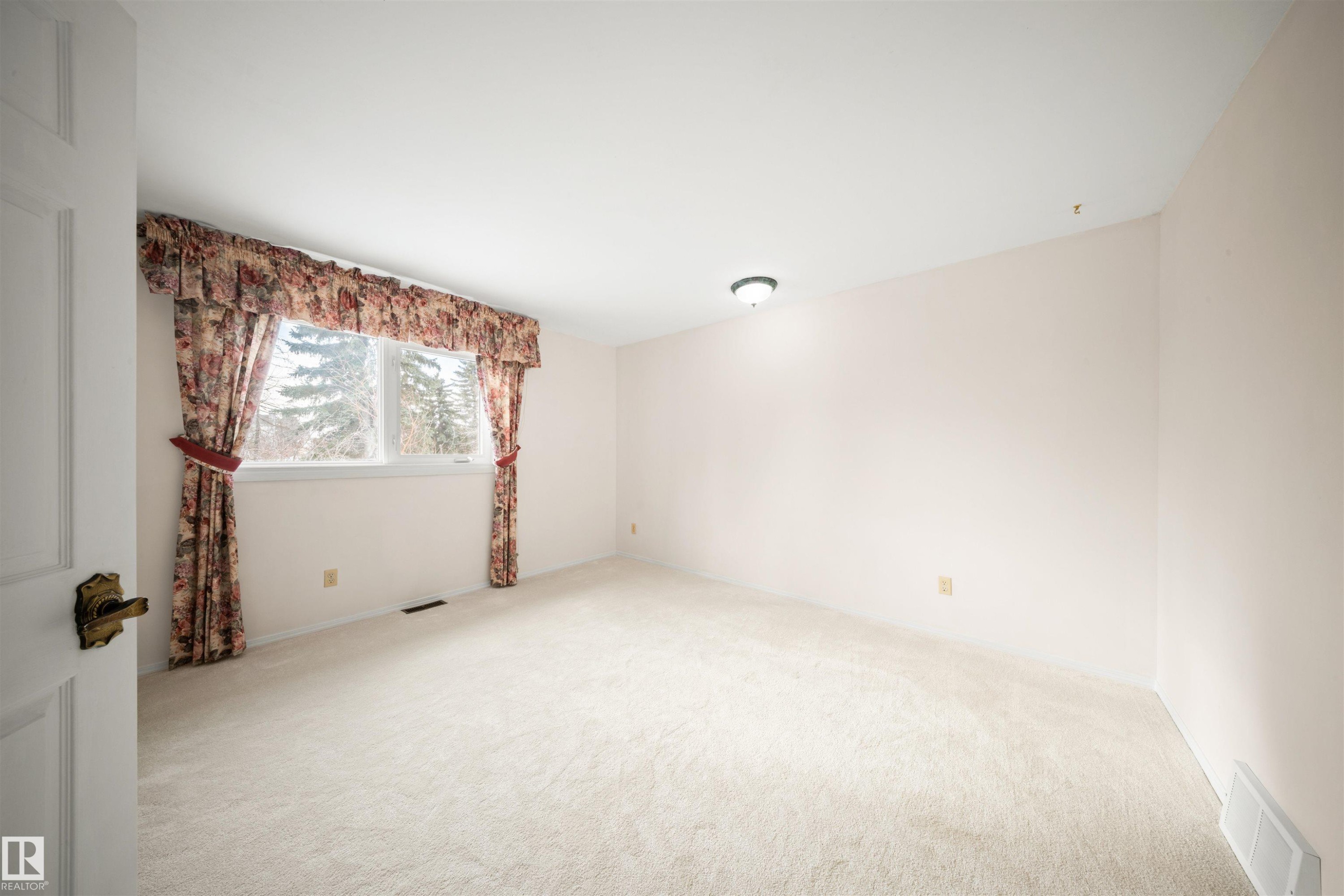 823 Richards Crescent, Edmonton, AB - Indoor Photo Showing Other Room