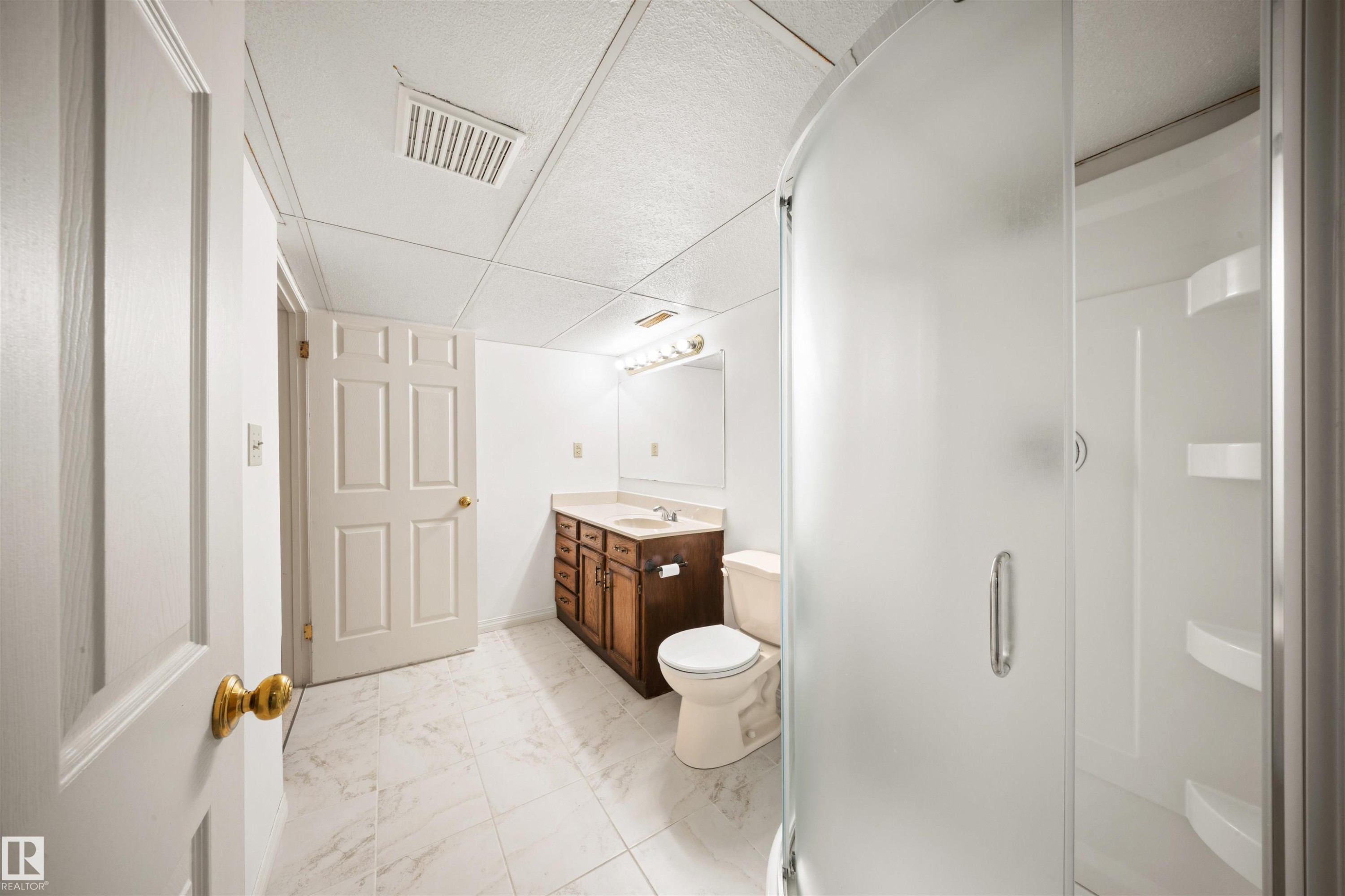 823 Richards Crescent, Edmonton, AB - Indoor Photo Showing Bathroom