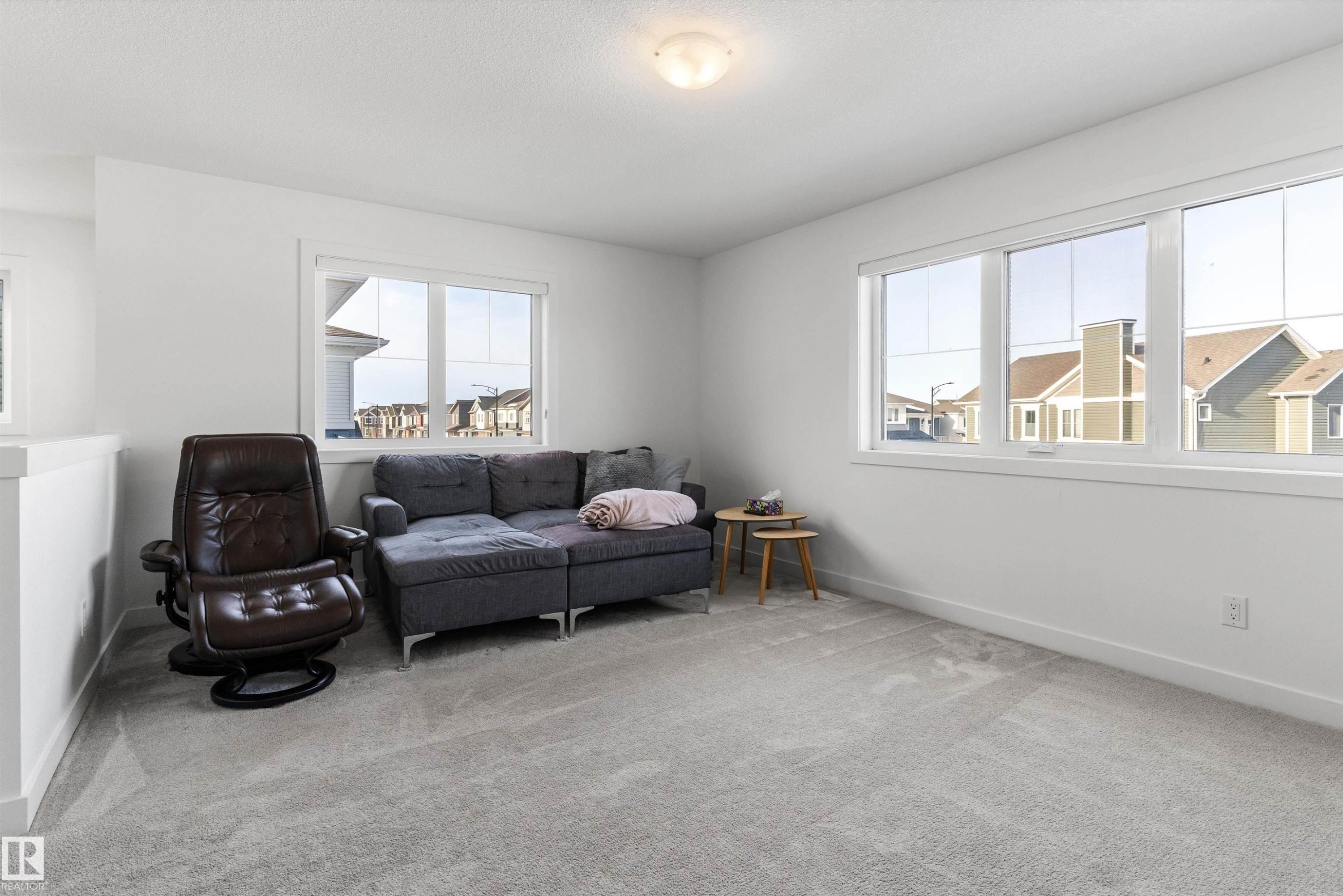 20007 16 Avenue, Edmonton, AB - Indoor Photo Showing Living Room