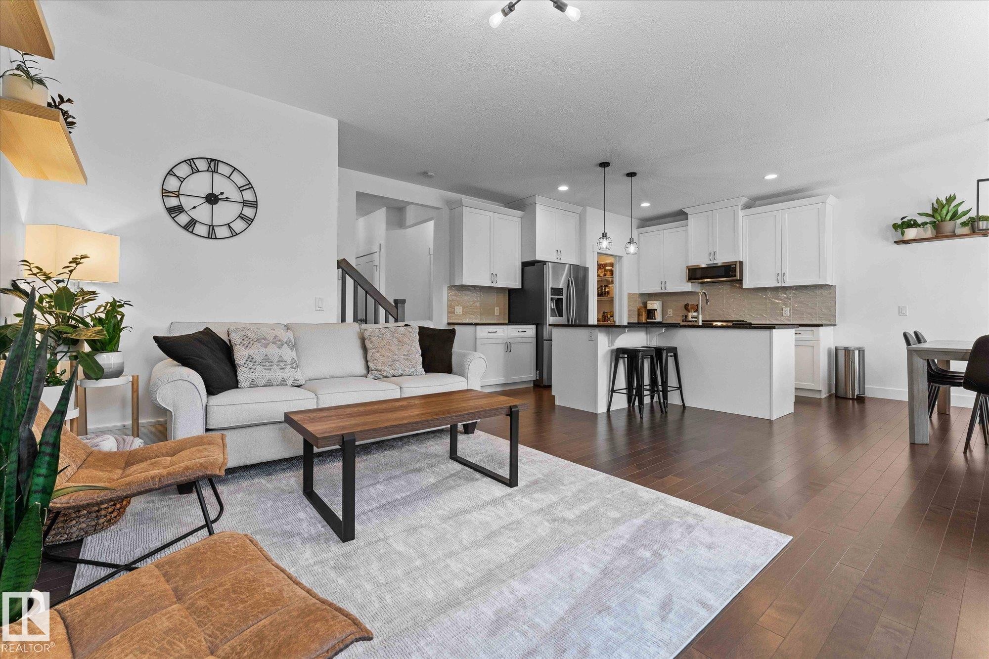 5432 Allbright Square, Edmonton, AB - Indoor Photo Showing Living Room