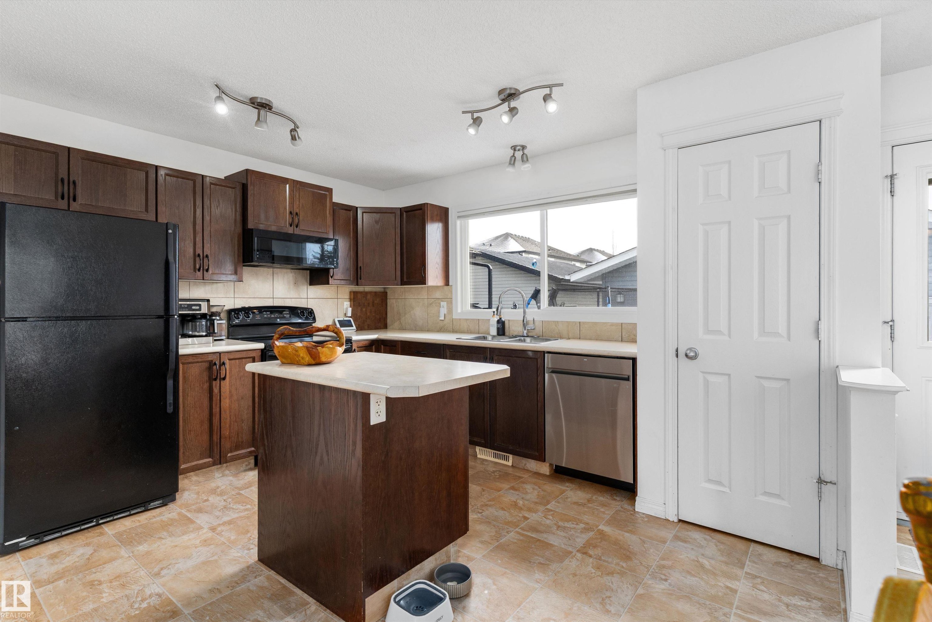 419 Songhurst Place, Leduc, AB - Indoor Photo Showing Kitchen