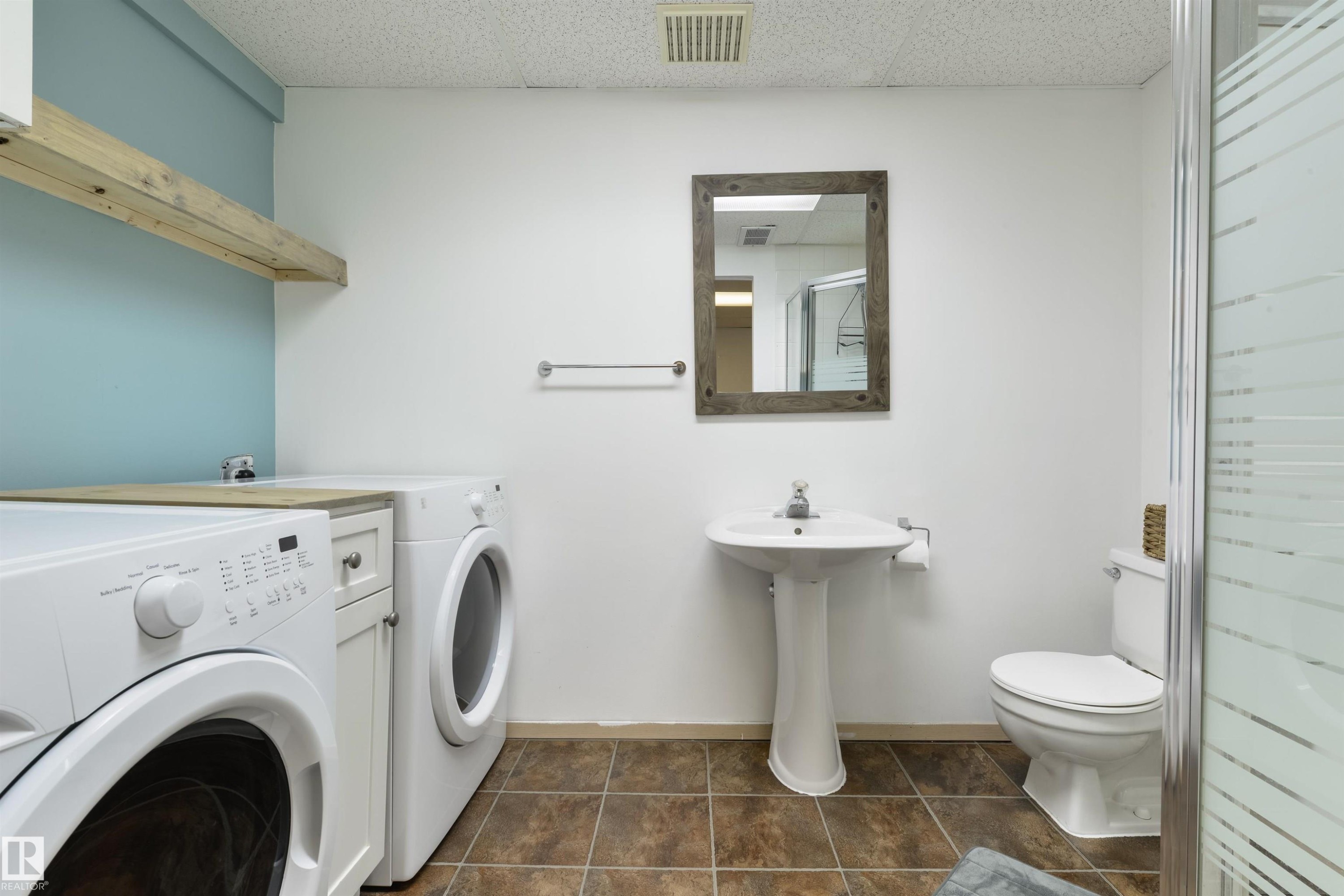 123 5 Aberdeen Way, Stony Plain, AB - Indoor Photo Showing Laundry Room