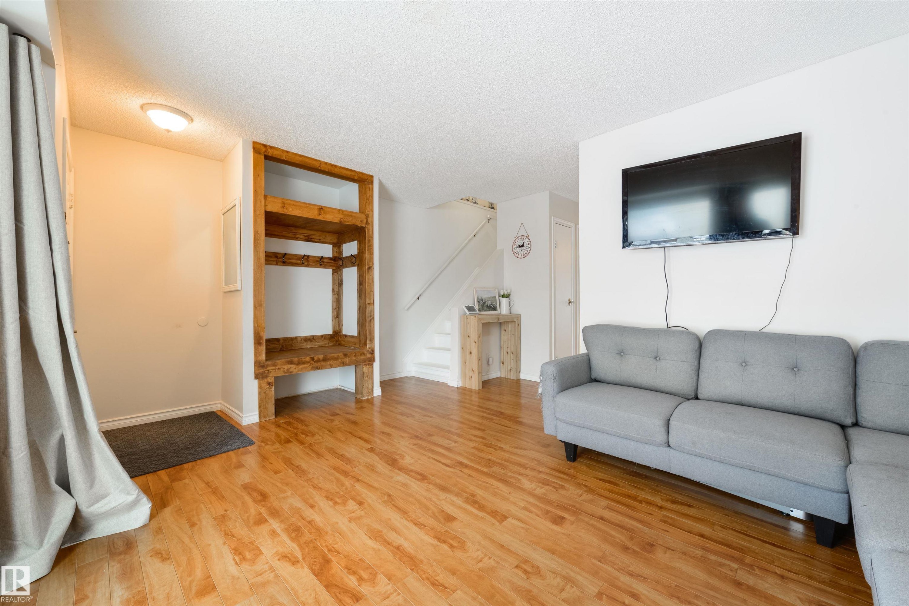 123 5 Aberdeen Way, Stony Plain, AB - Indoor Photo Showing Living Room