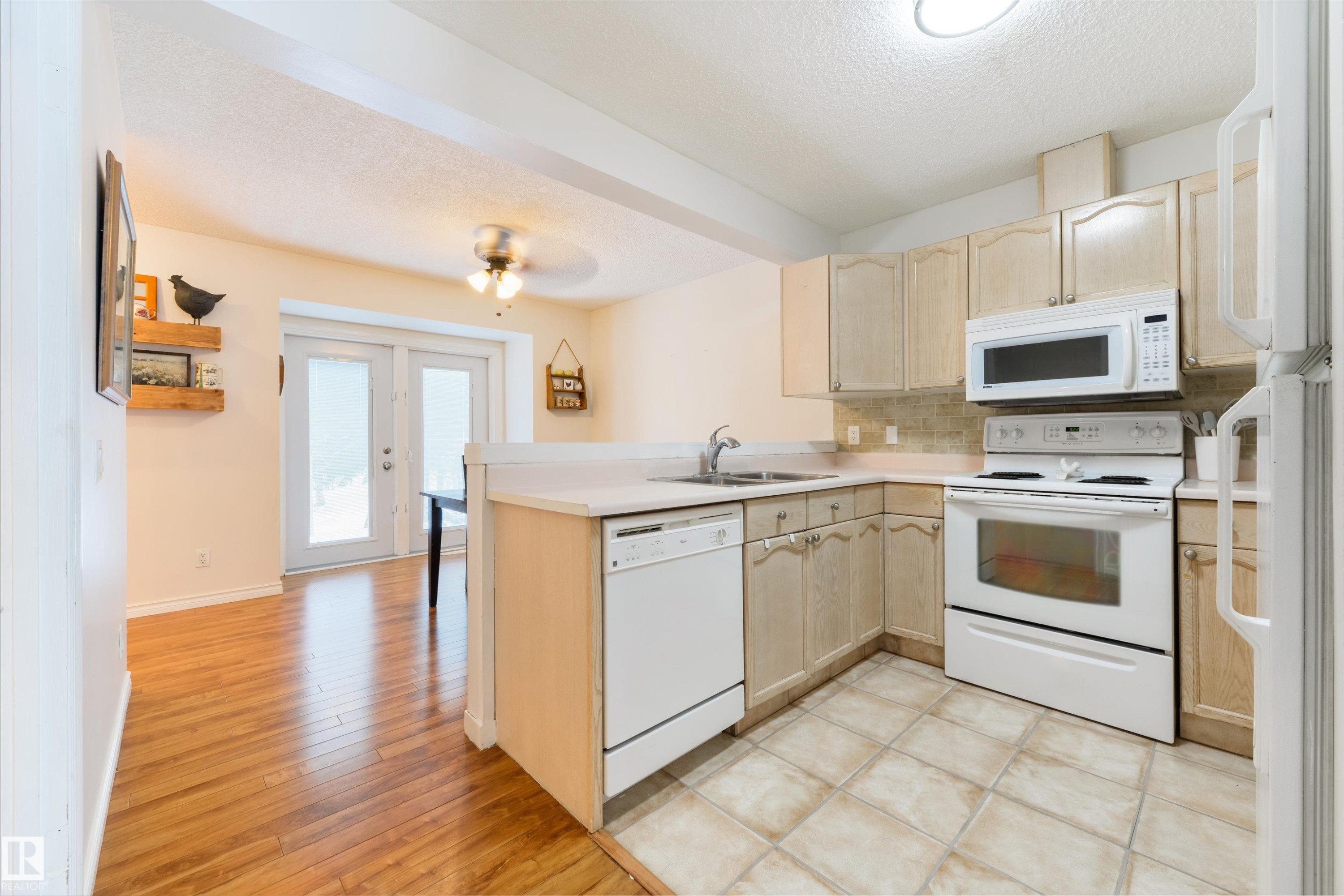 123 5 Aberdeen Way, Stony Plain, AB - Indoor Photo Showing Kitchen With Double Sink