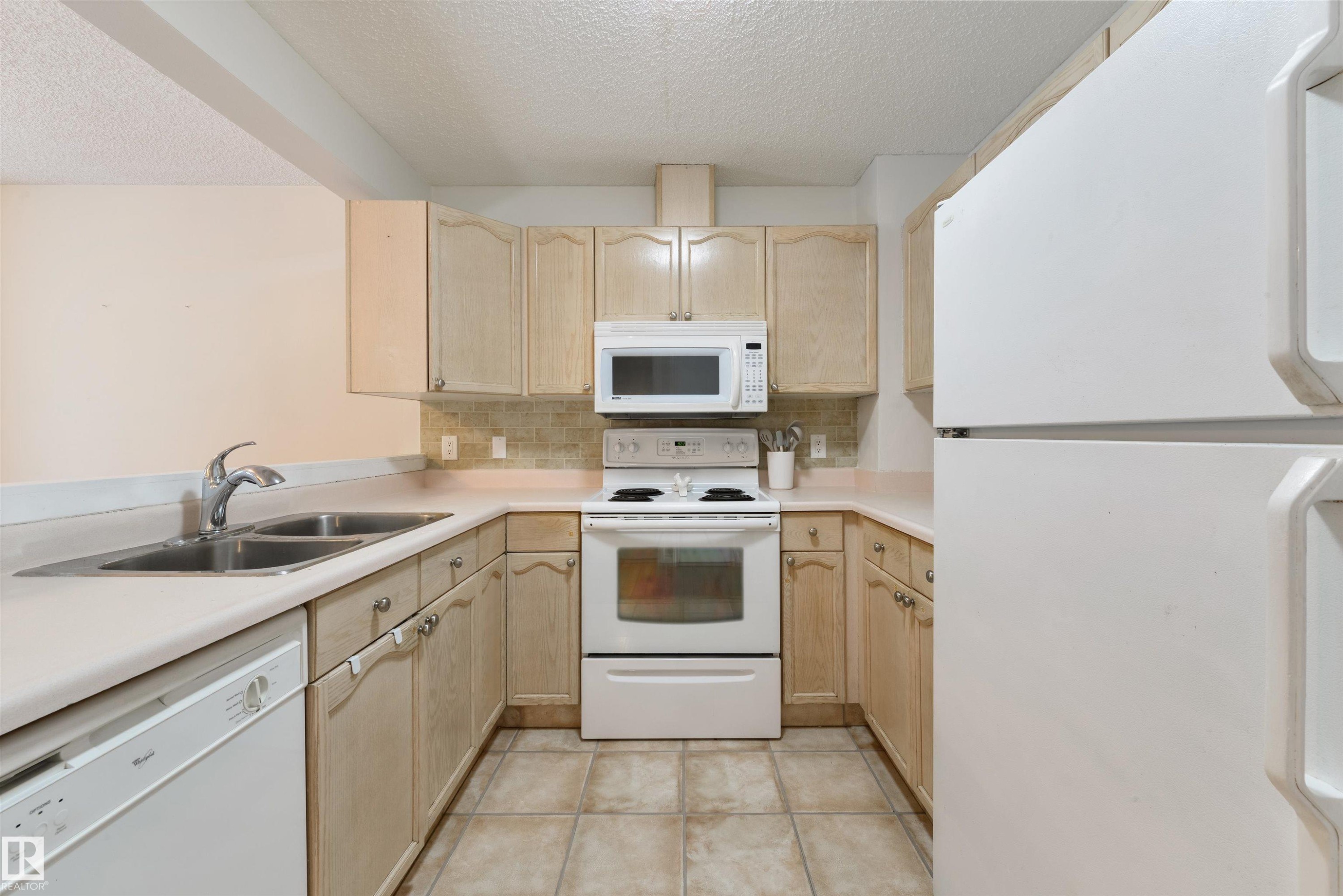 123 5 Aberdeen Way, Stony Plain, AB - Indoor Photo Showing Kitchen With Double Sink
